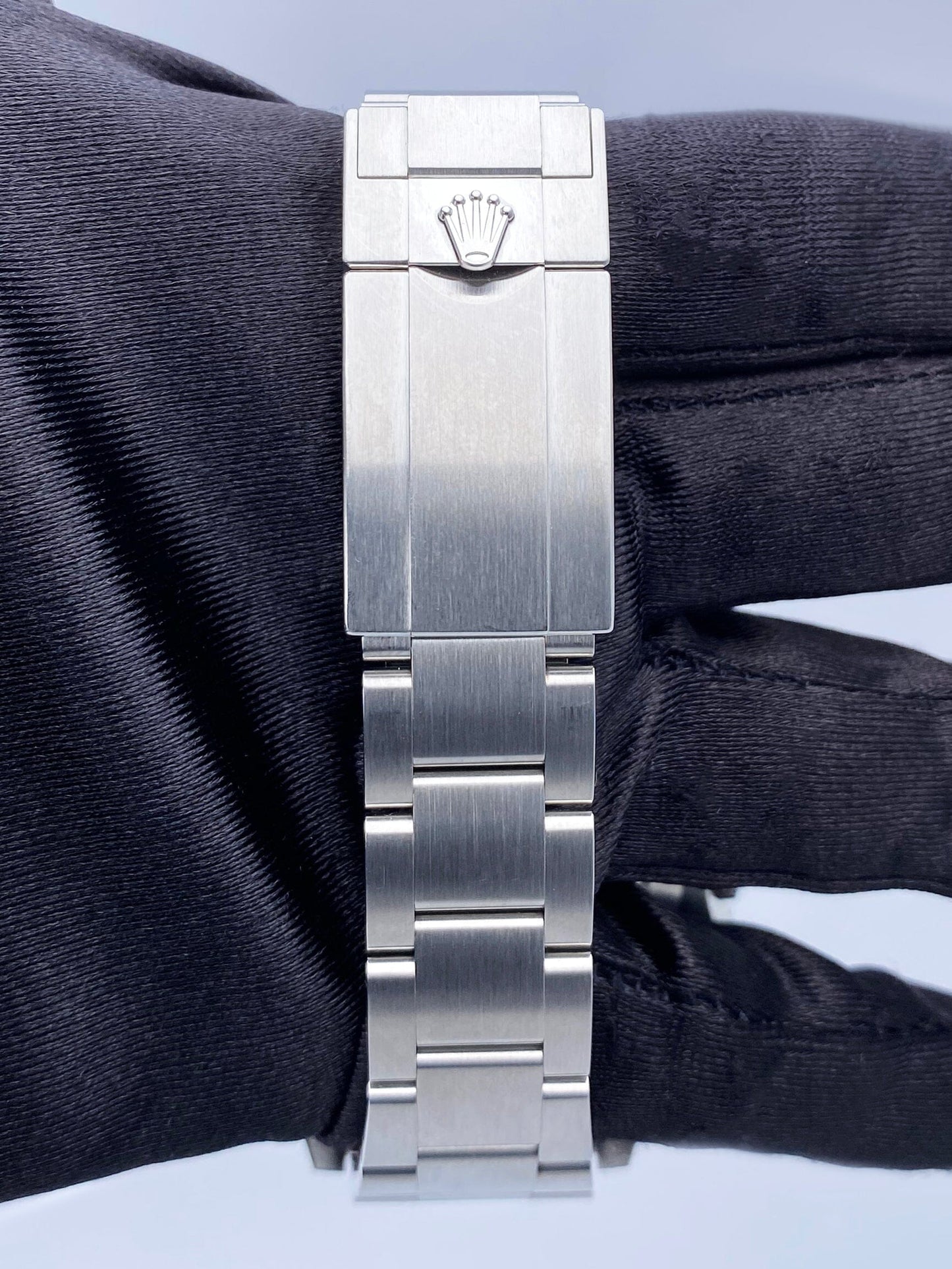 R02172201X_Explorer II 216570_7.jpg