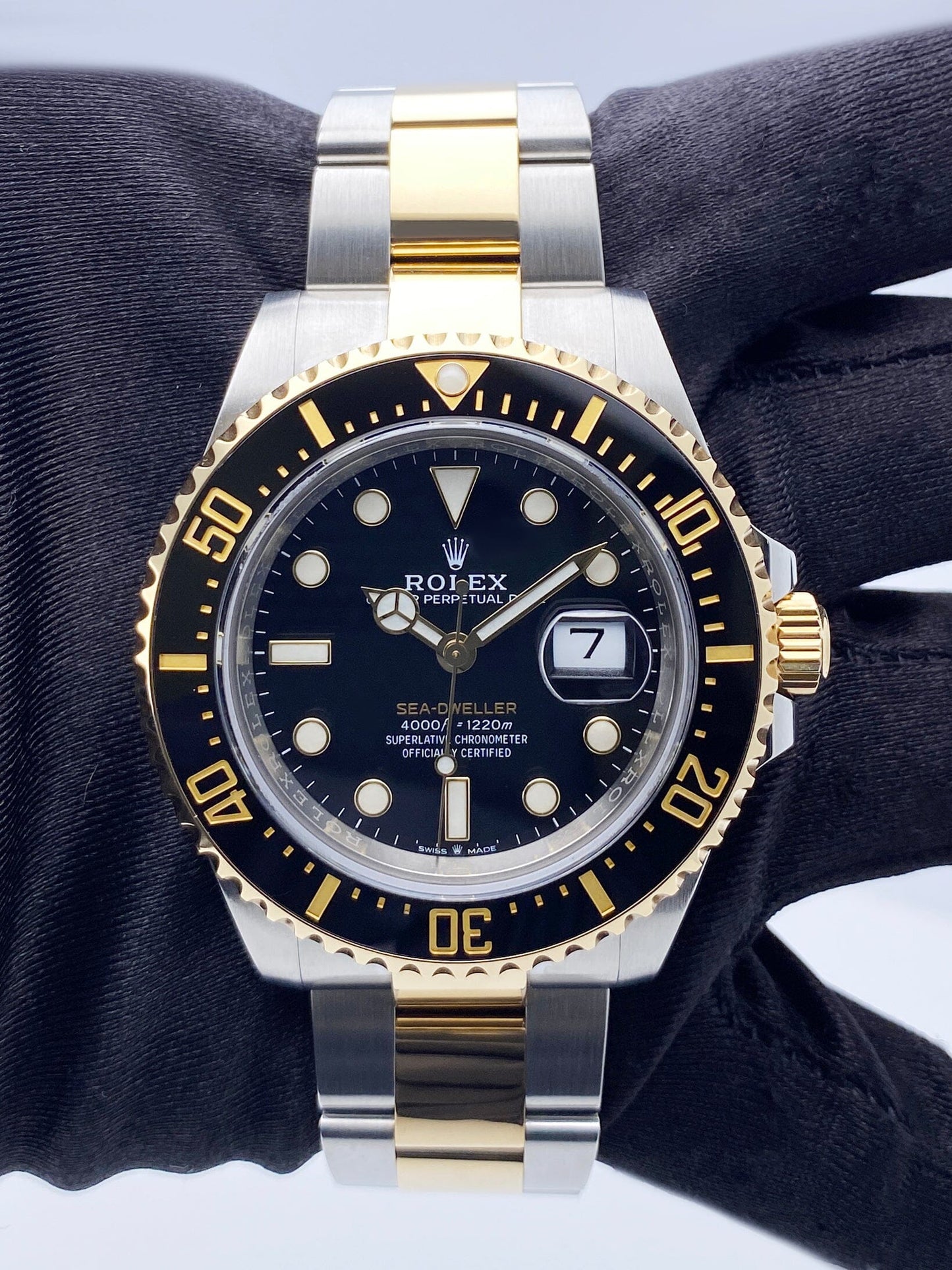 R12082107X_Sea-Dweller 126603_2.jpg