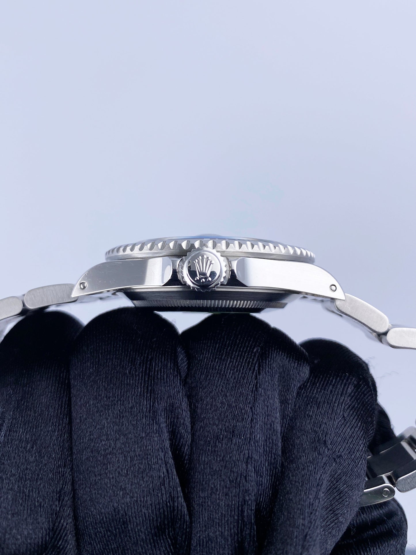 Rolex Submariner Date 16610 Mens Watch Box Papers