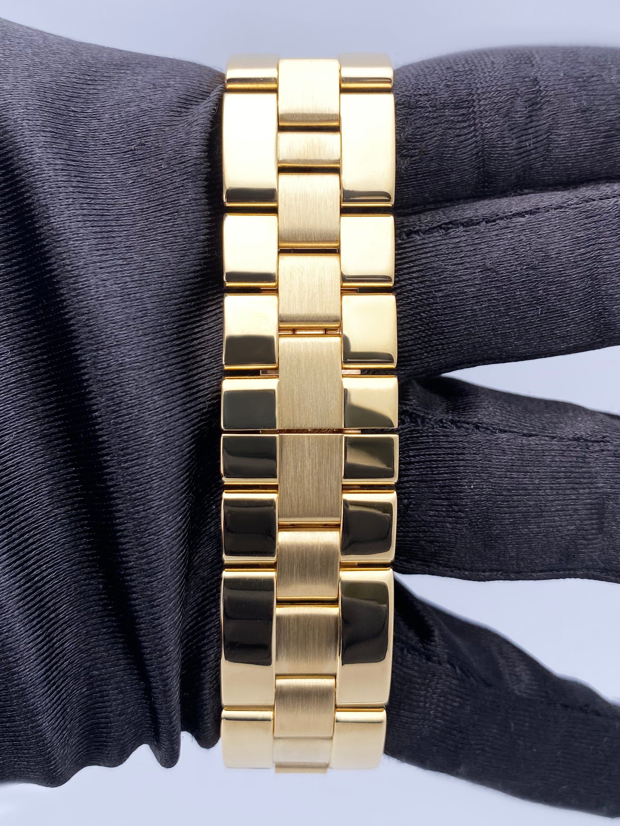 Cartier Roadster Large W62003V1 18K Yellow Gold Mens Watch – Phigora
