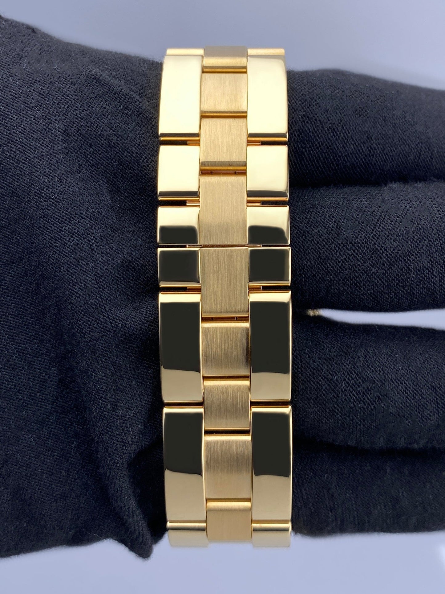 Cartier Roadster Large W62005V1 18K Yellow Gold Mens Watch Box Papers - Watches