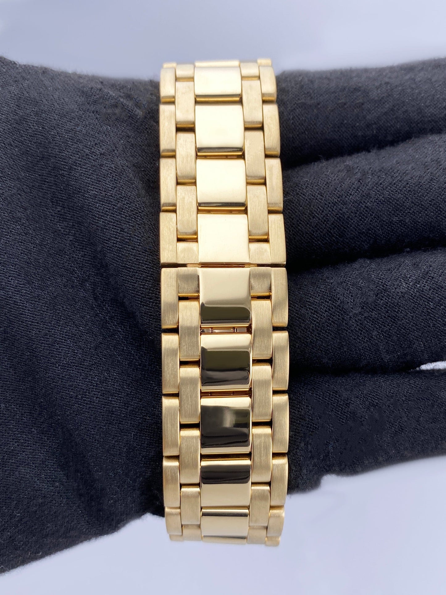 Cartier Tank Americaine Large W26031K2 18K Yellow Gold Mens Watch - Watches