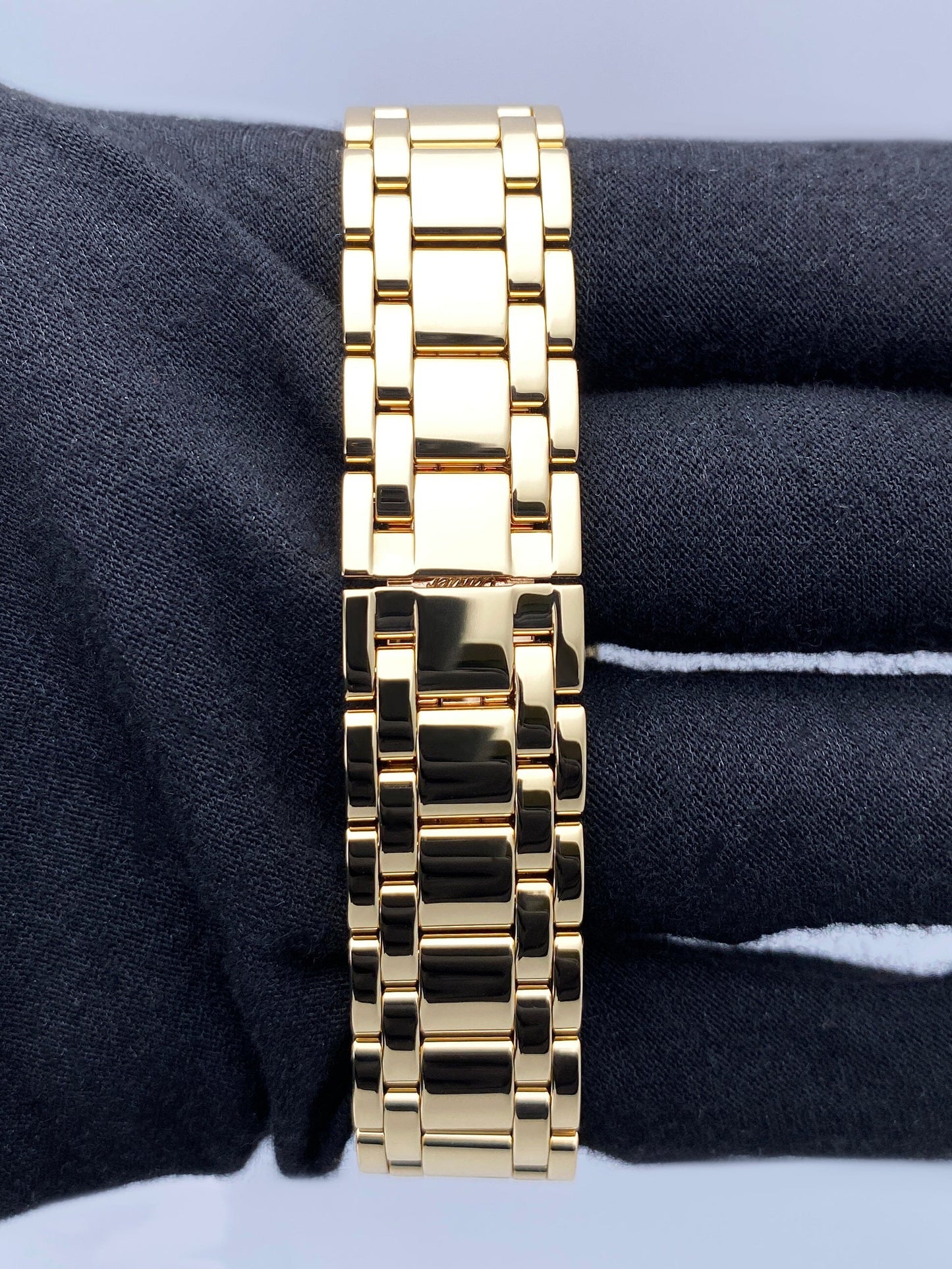 Cartier Tank Americaine W26035K2 18K Yellow Gold Watch - Wristwatch