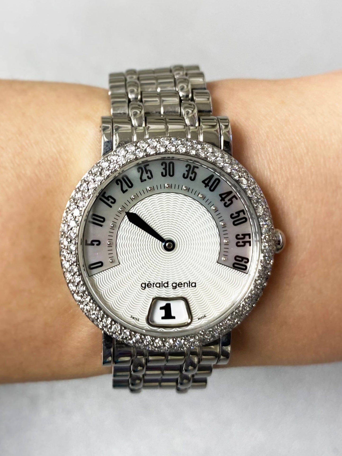 Gérald Genta Retro Classic G.3624 Diamonds Steel Ladies Watch Box Papers
