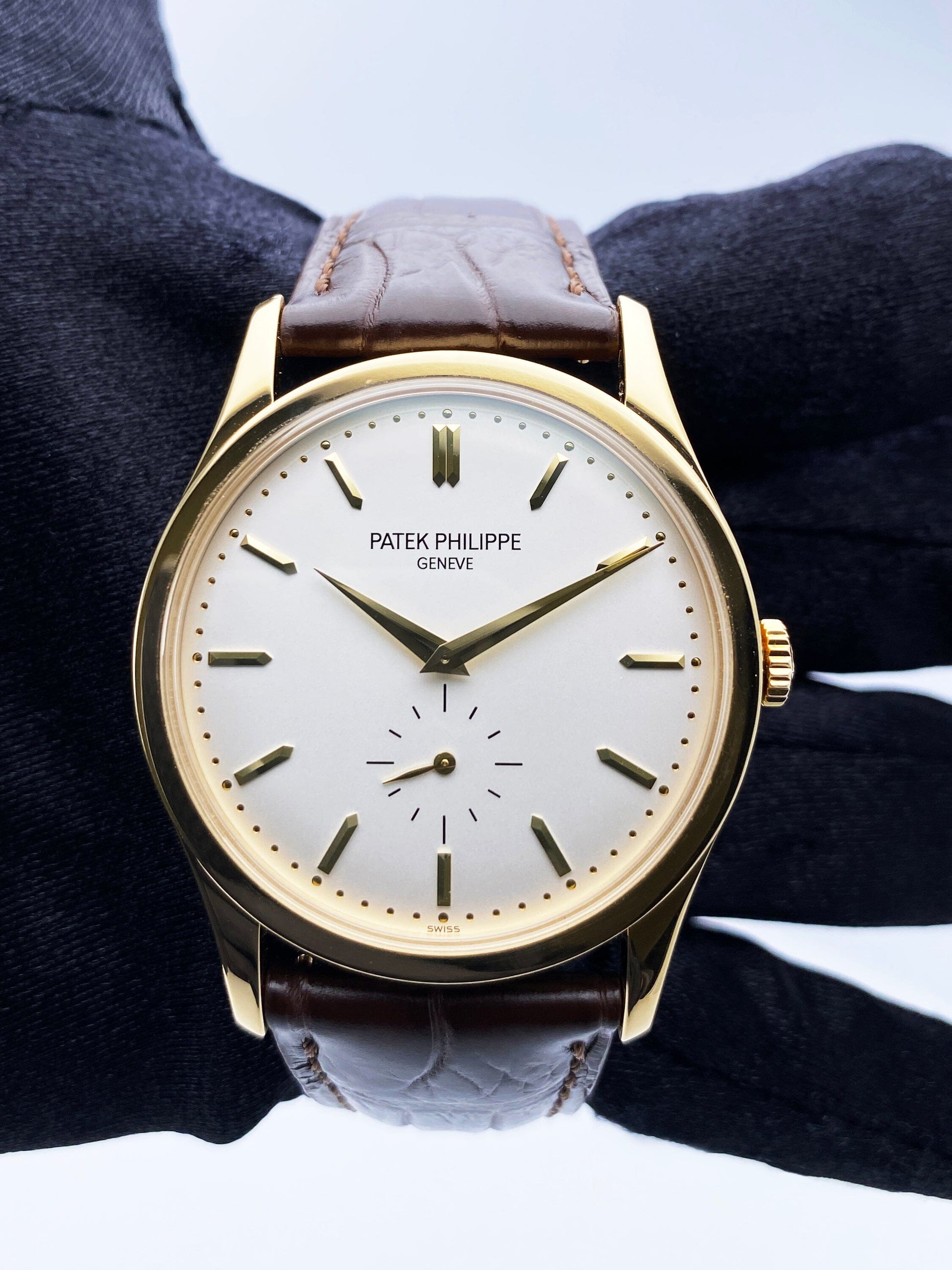 Patek Philippe Calatrava 5196J 18K Yellow Gold Mens Watch