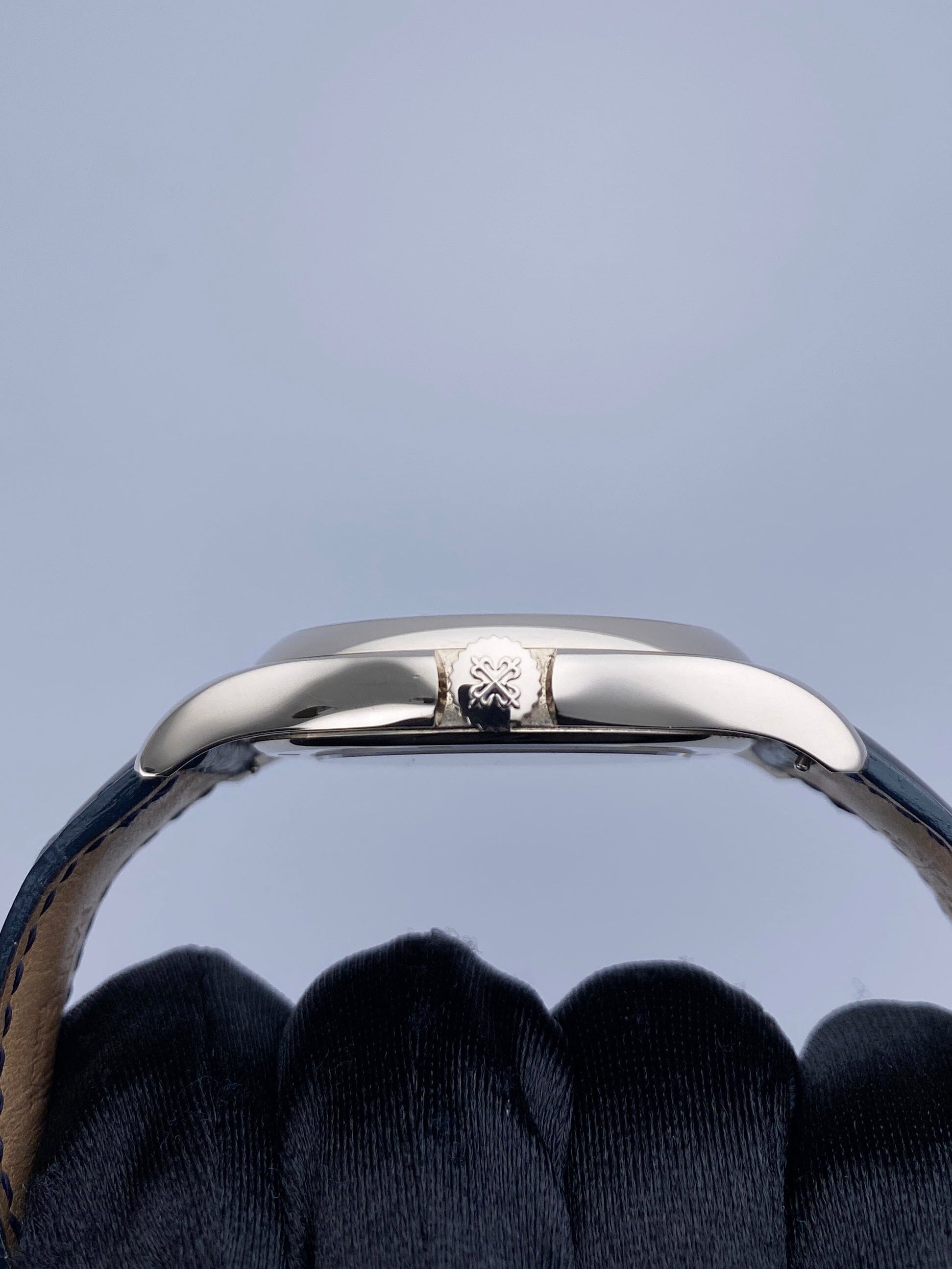 PP01132307X_Patek Philippe Complications World Time 5130G_4 copy.jpg