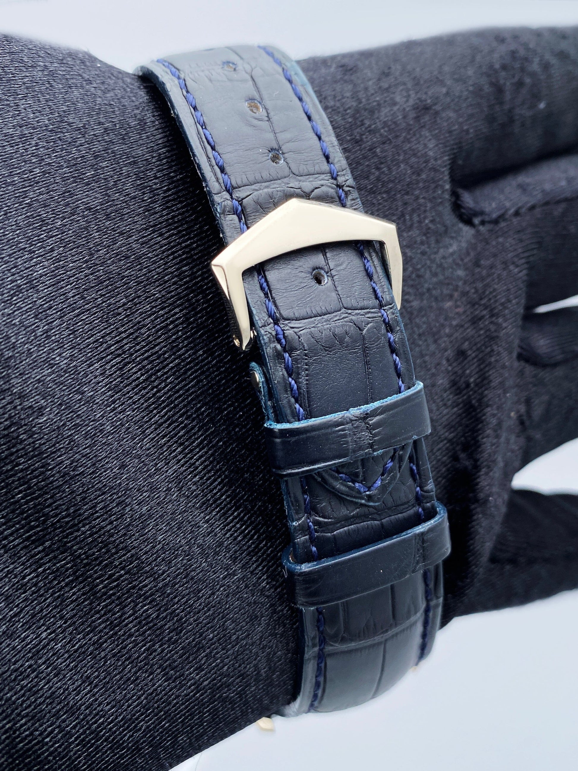 PP01132307X_Patek Philippe Complications World Time 5130G_6 copy.jpg