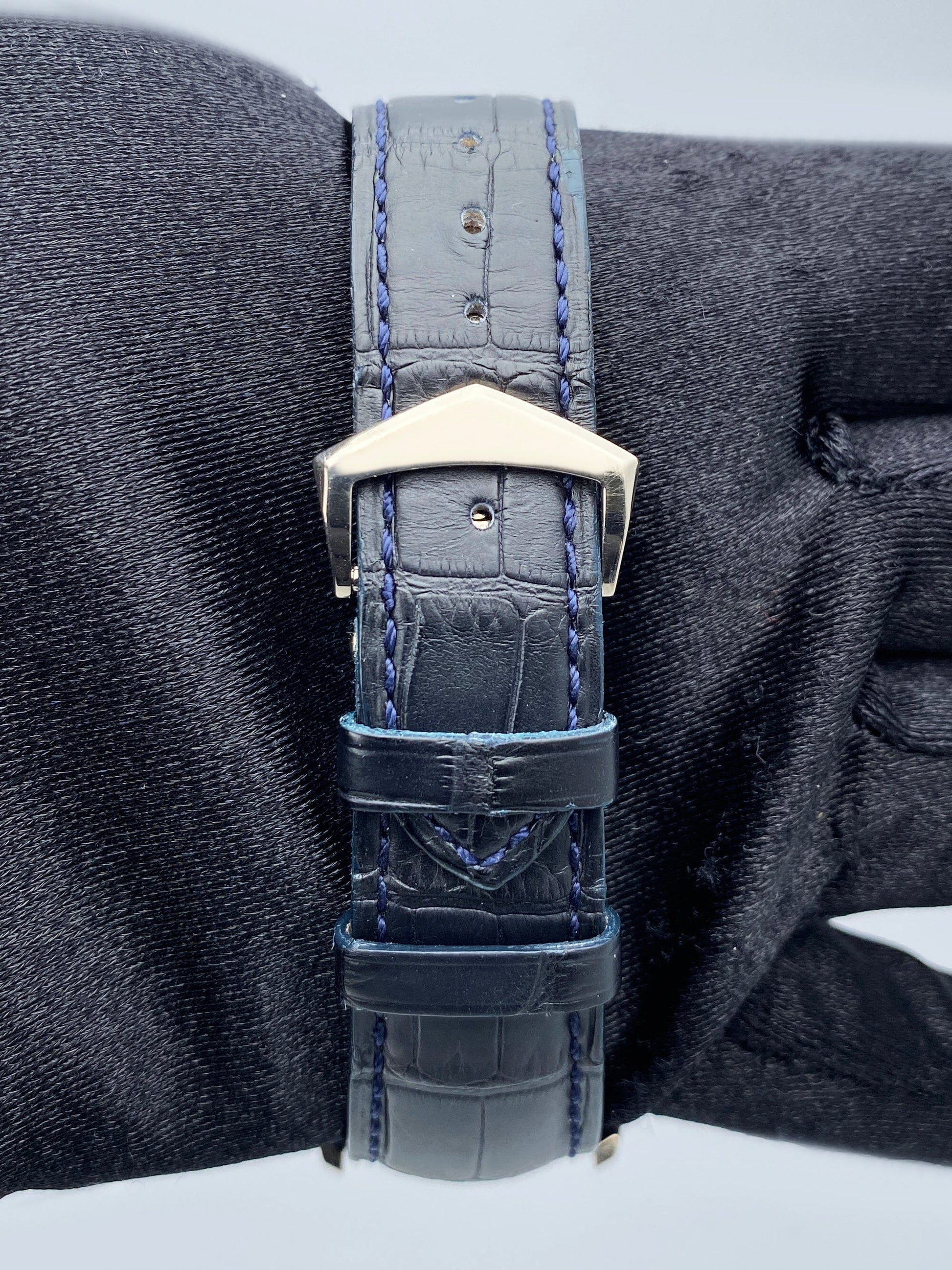 PP01132307X_Patek Philippe Complications World Time 5130G_7 copy.jpg