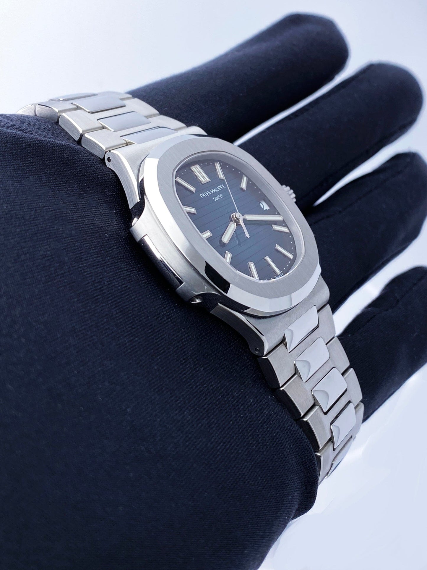 Patek Philippe Nautilus 5711/1A Blue Dial Mens Watch Box Papers - Watches