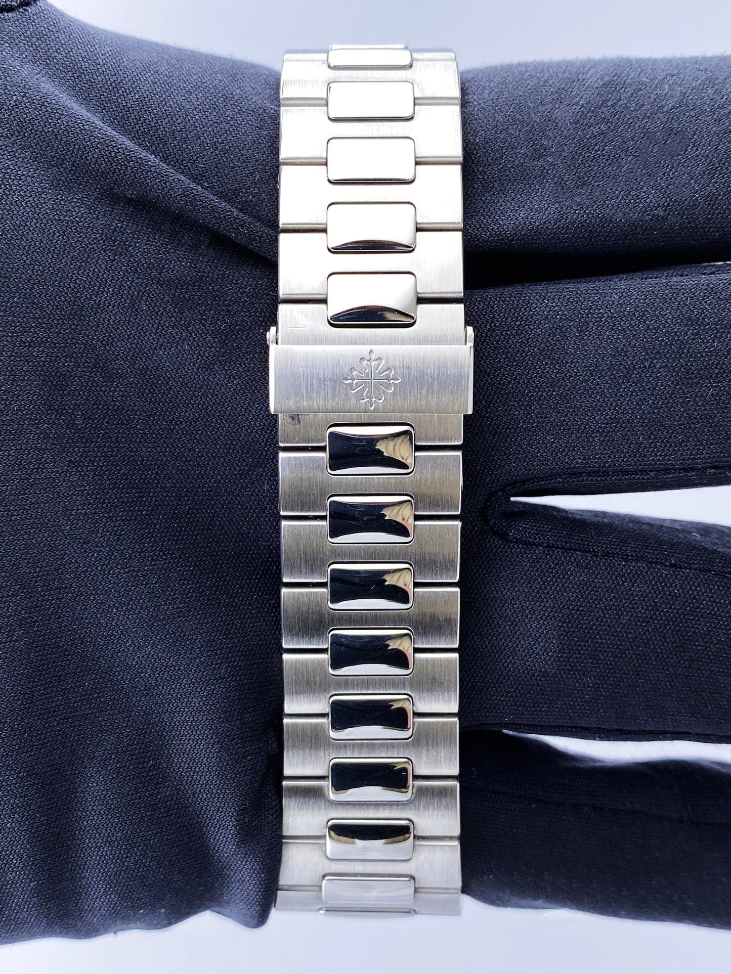 Patek Philippe Nautilus 5711/1A Blue Dial Mens Watch Box Papers - Watches
