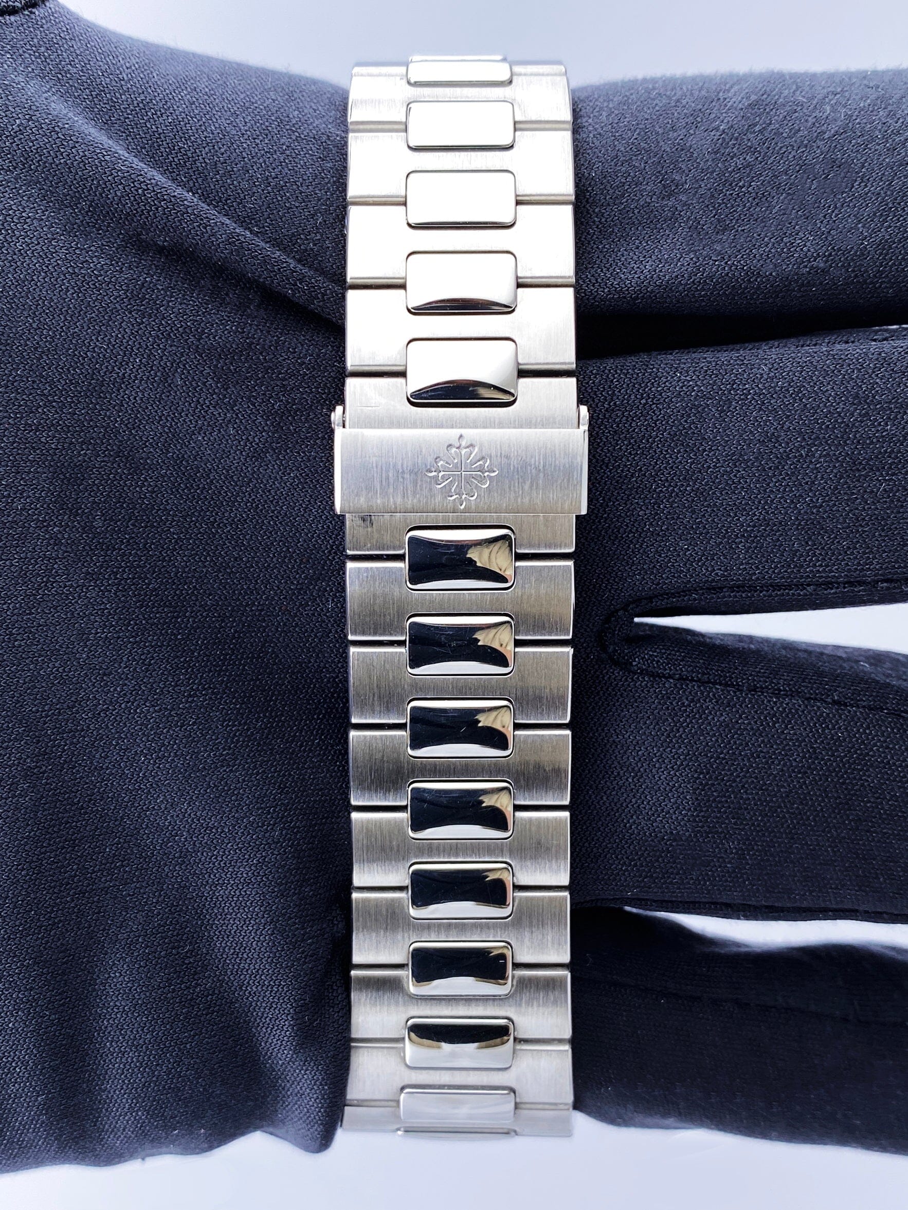 Patek Philippe Nautilus 5711/1A Blue Dial Mens Watch Box Papers - Watches