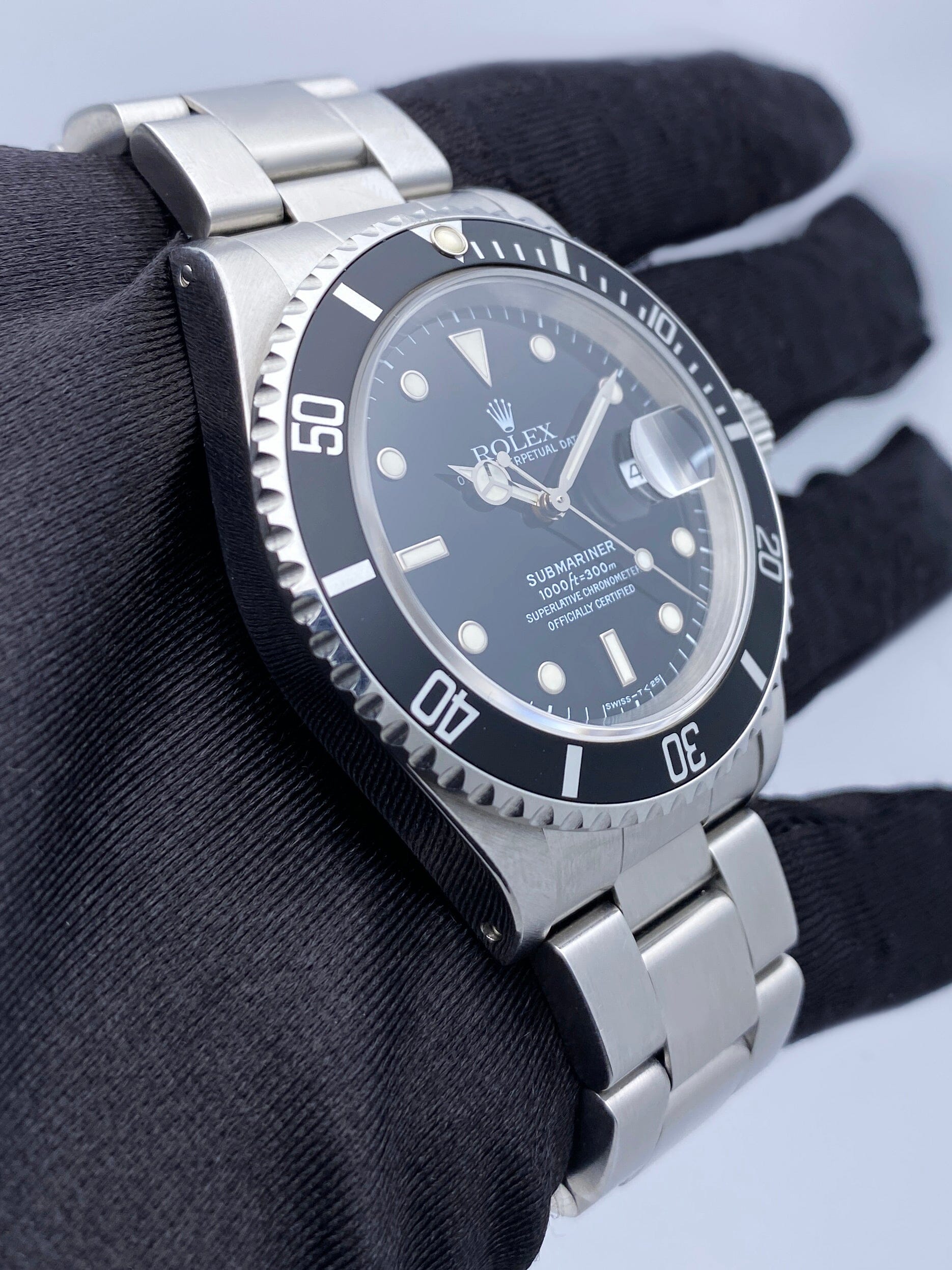 Rolex Submariner Date 16610 Mens Watch Box Papers