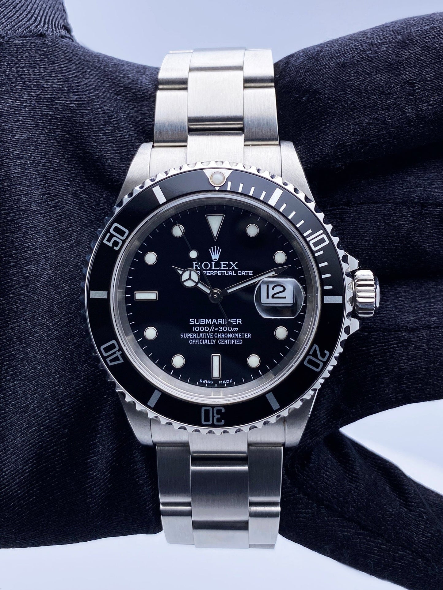Rolex Submariner Date 16610 Mens Watch Box Papers