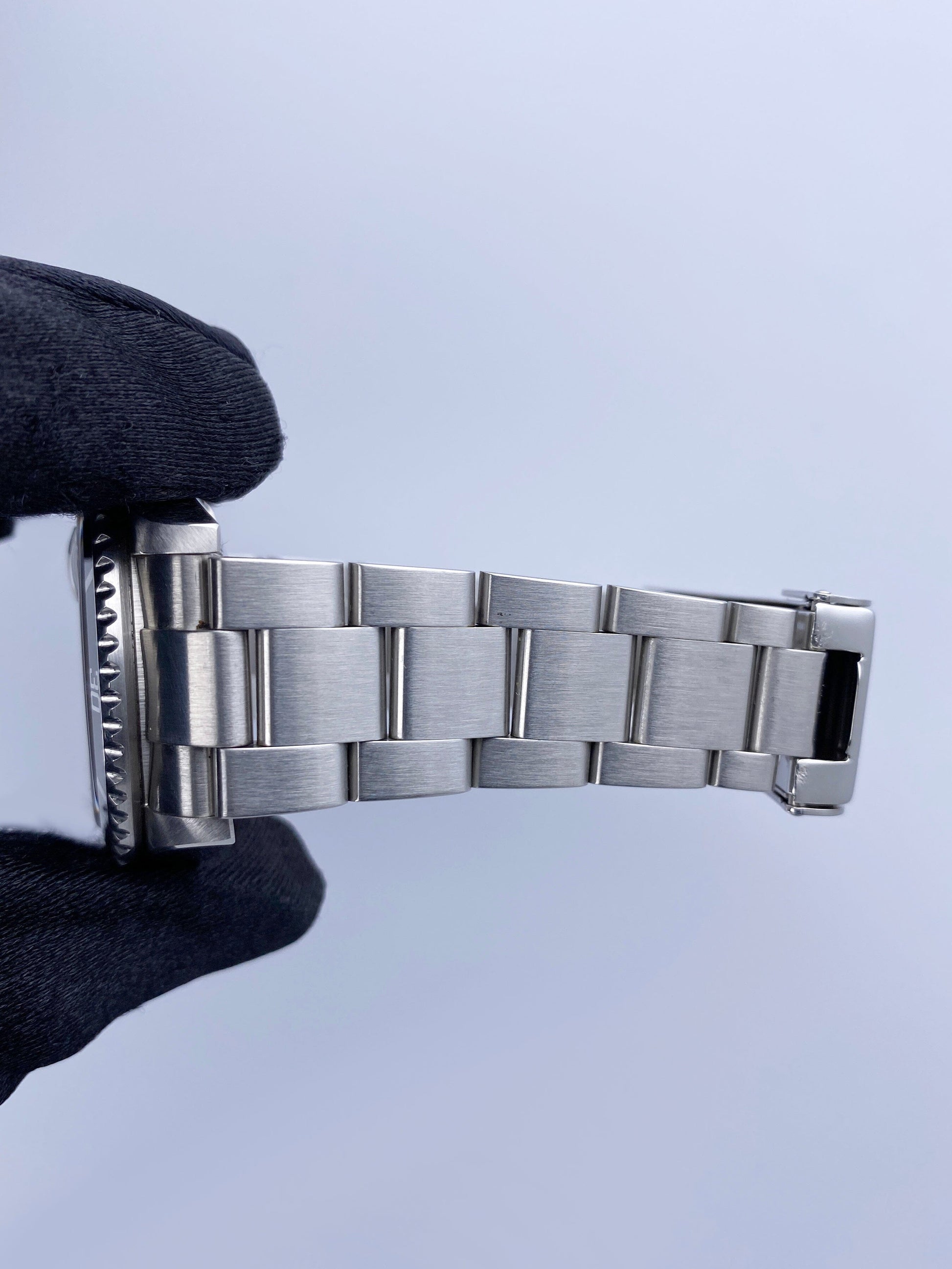 Rolex Submariner Date 16610 Mens Watch Box Papers