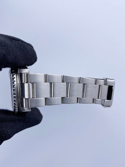Rolex Submariner Date 16610 Mens Watch Box Papers