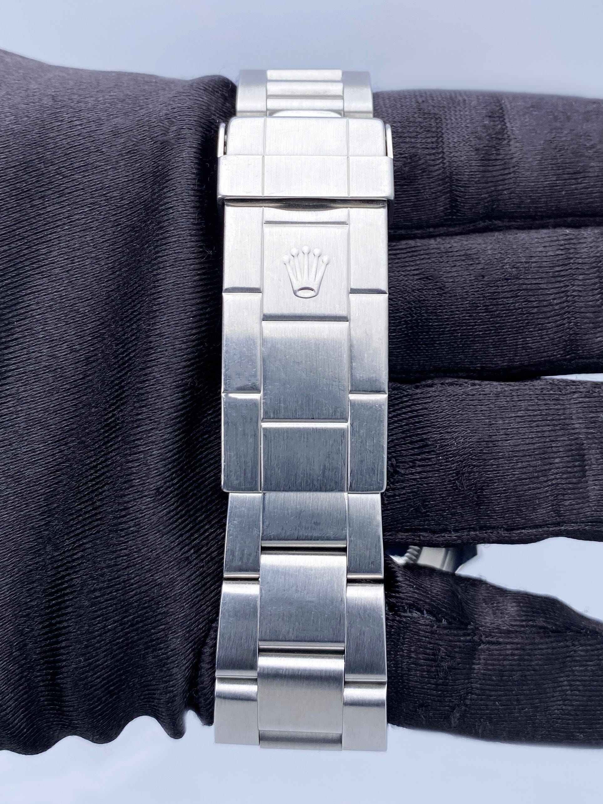 Rolex Submariner Date 16610 Mens Watch Box Papers