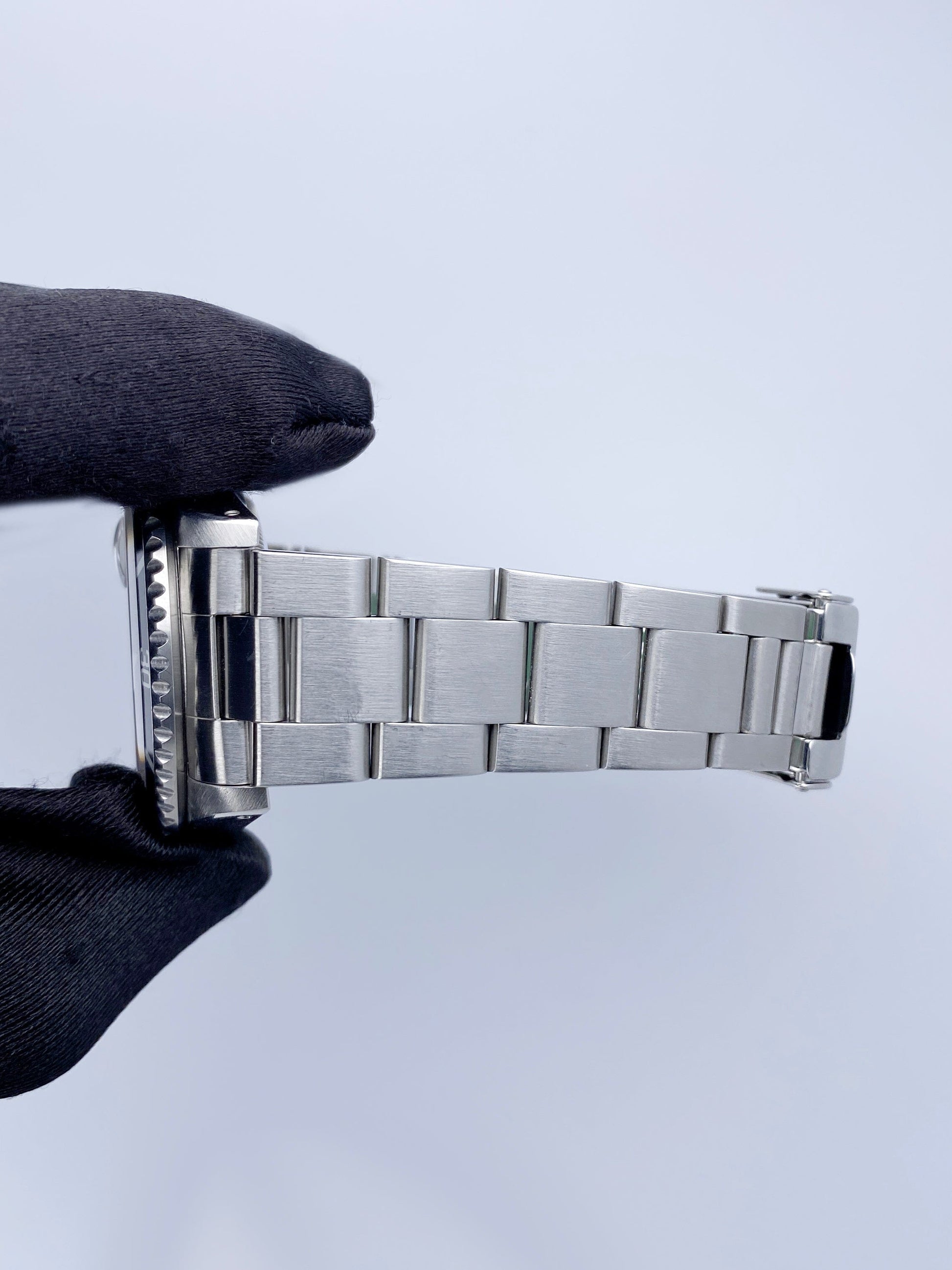 Rolex Submariner Date 16610 Mens Watch Box Papers