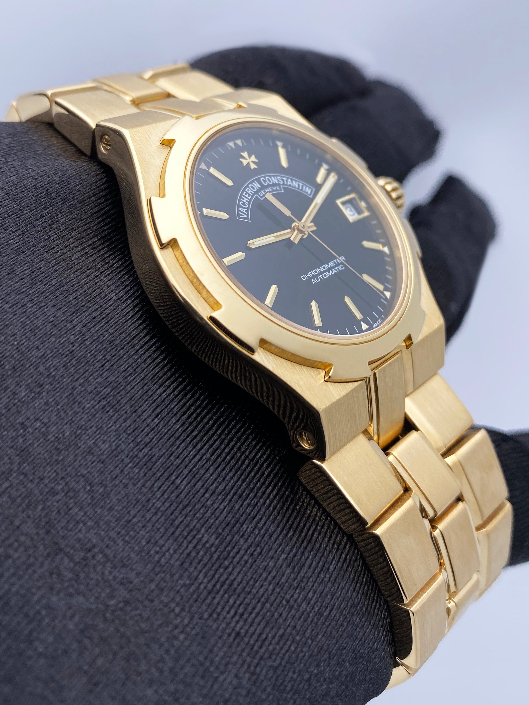 Vacheron Constantin Overseas 42040 Black Dial Yellow Gold Mens