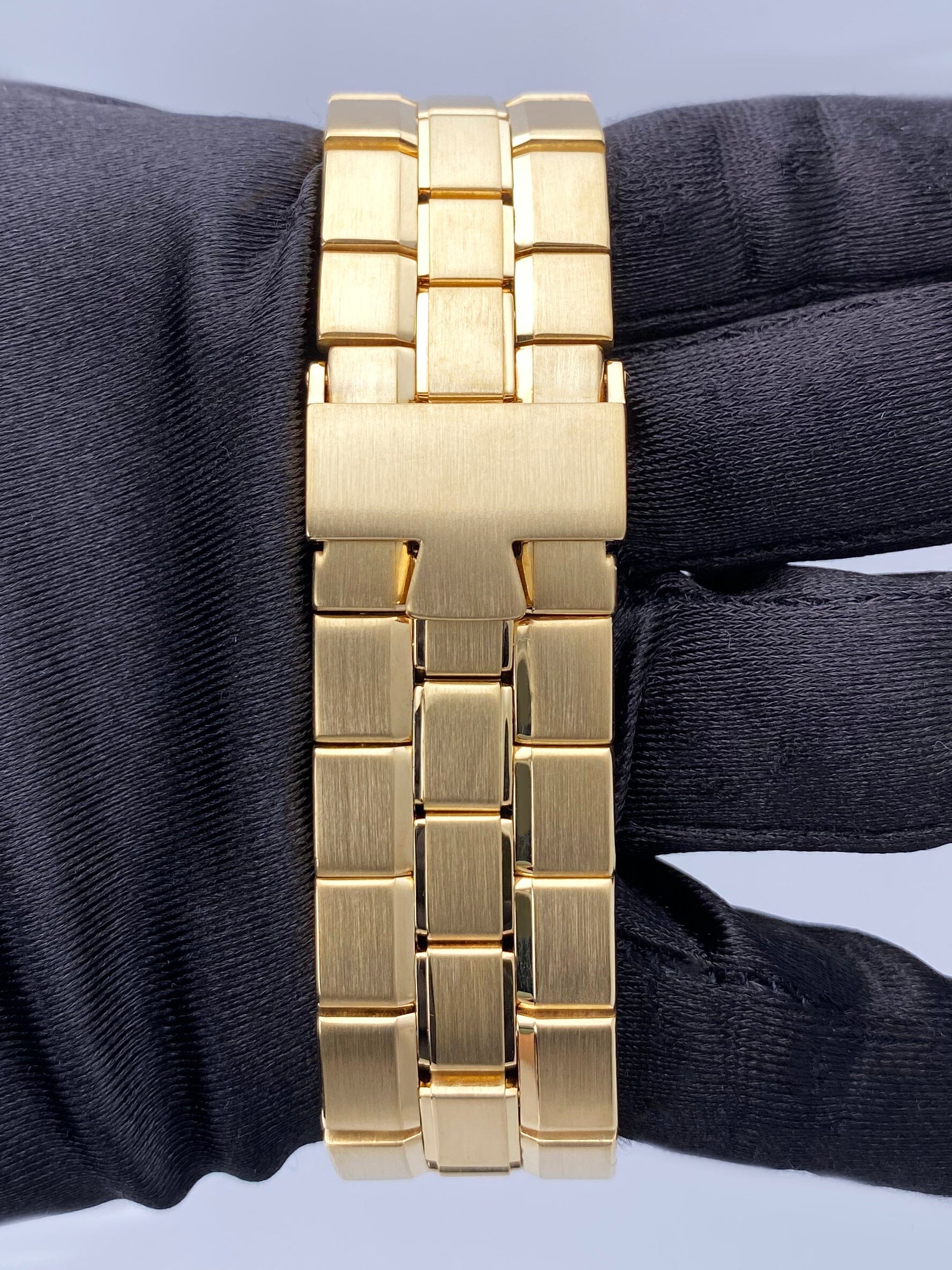 Vacheron Constantin Overseas 42040 Black Dial Yellow Gold – Phigora