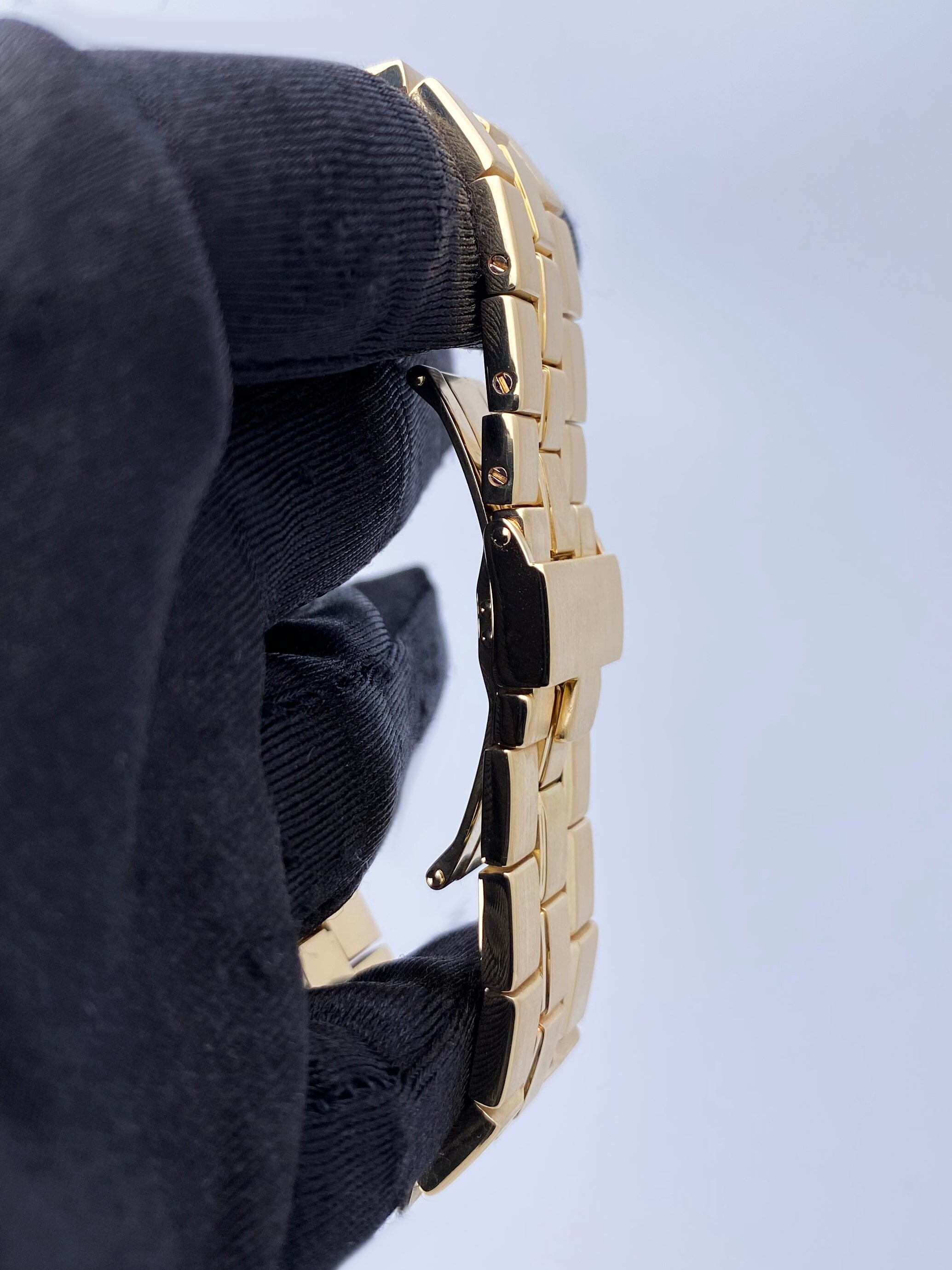 Vacheron Constantin Overseas 42040 Black Dial Yellow Gold – Phigora