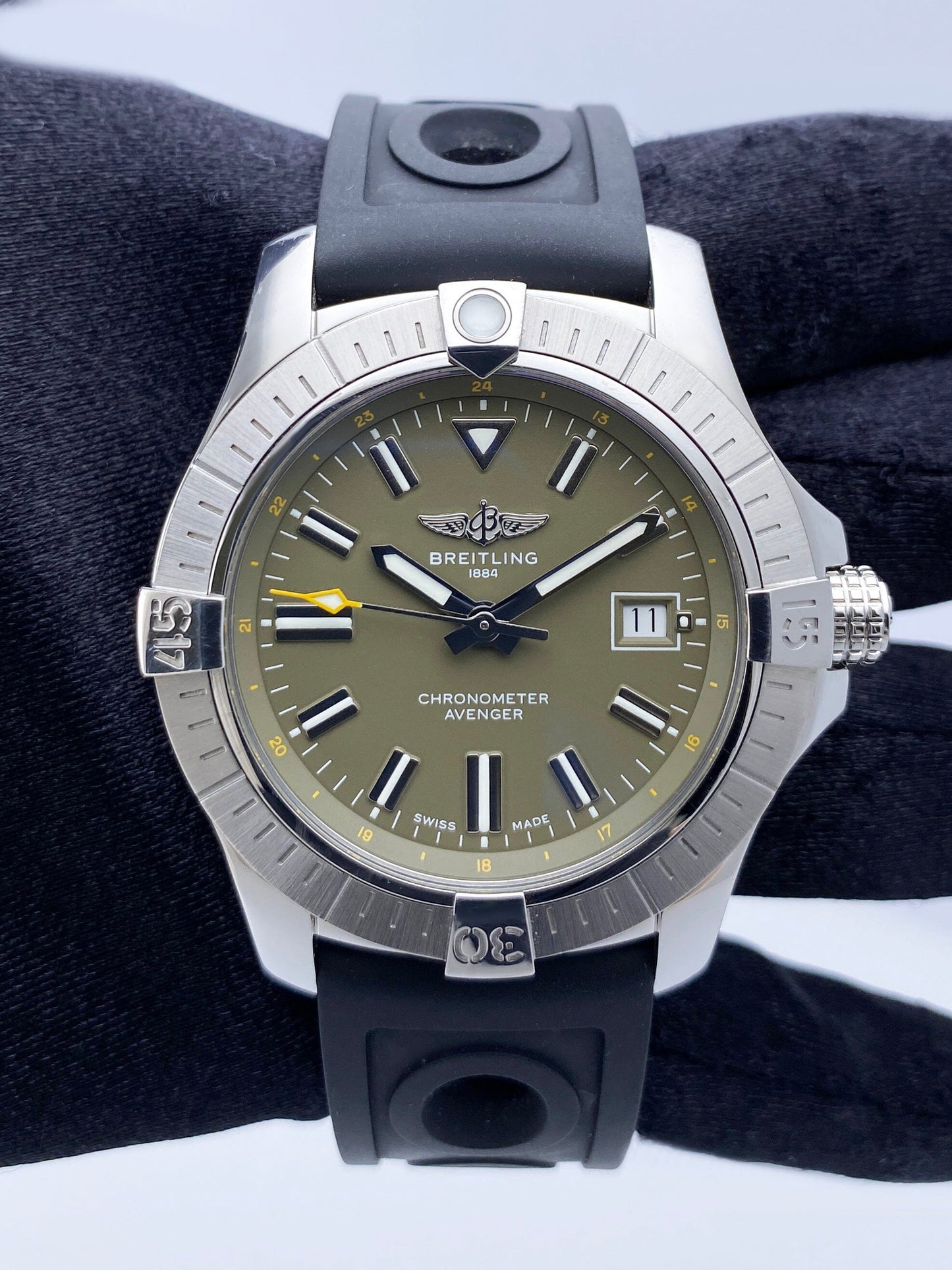 Breitling Avenger Automatic 43 A17318 Green Dial Mens Watch Box Papers - Wristwatch