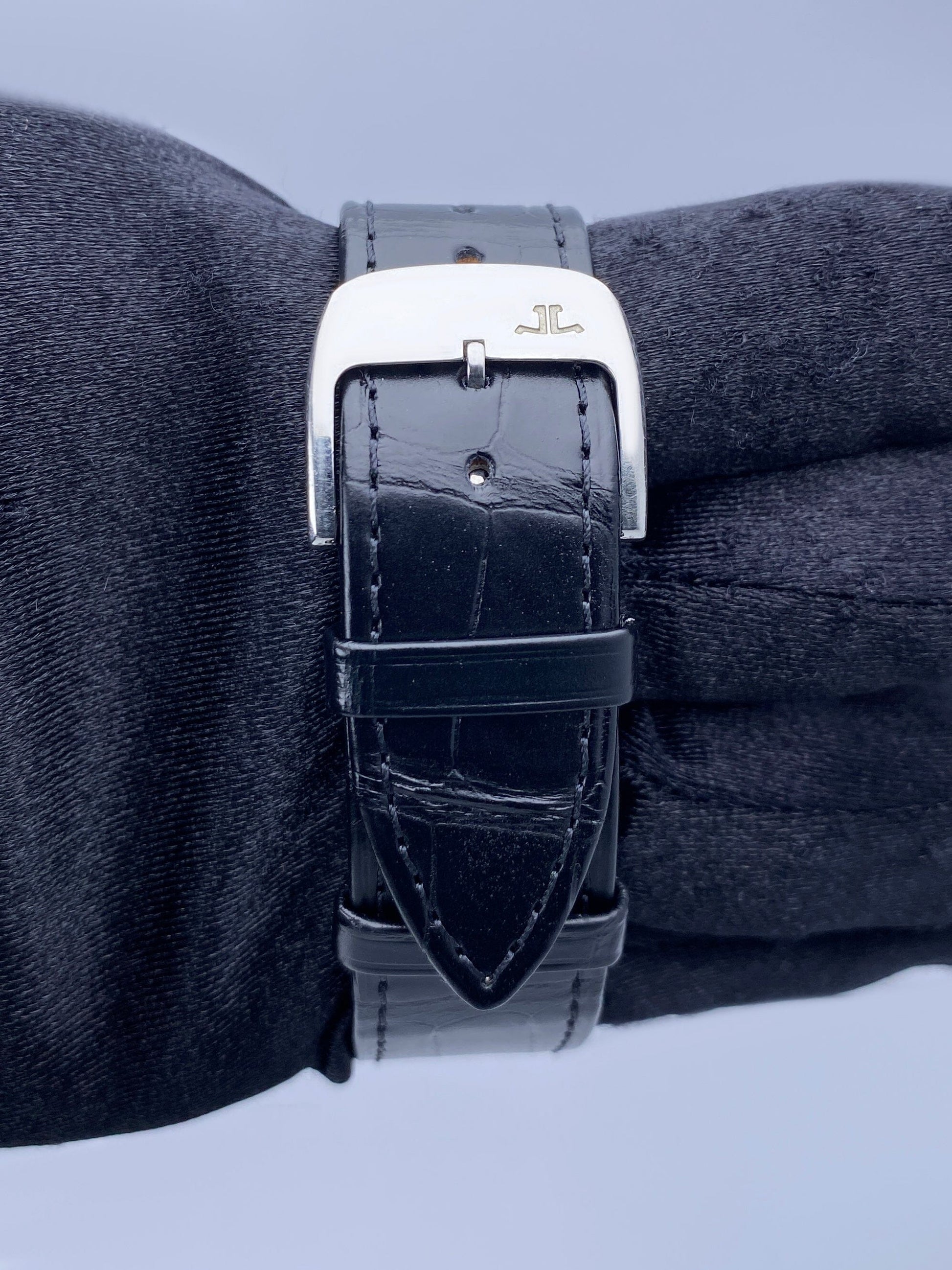 Jaeger-LeCoulture Reverso Classic Q2438520 Mens Watch Box Papers