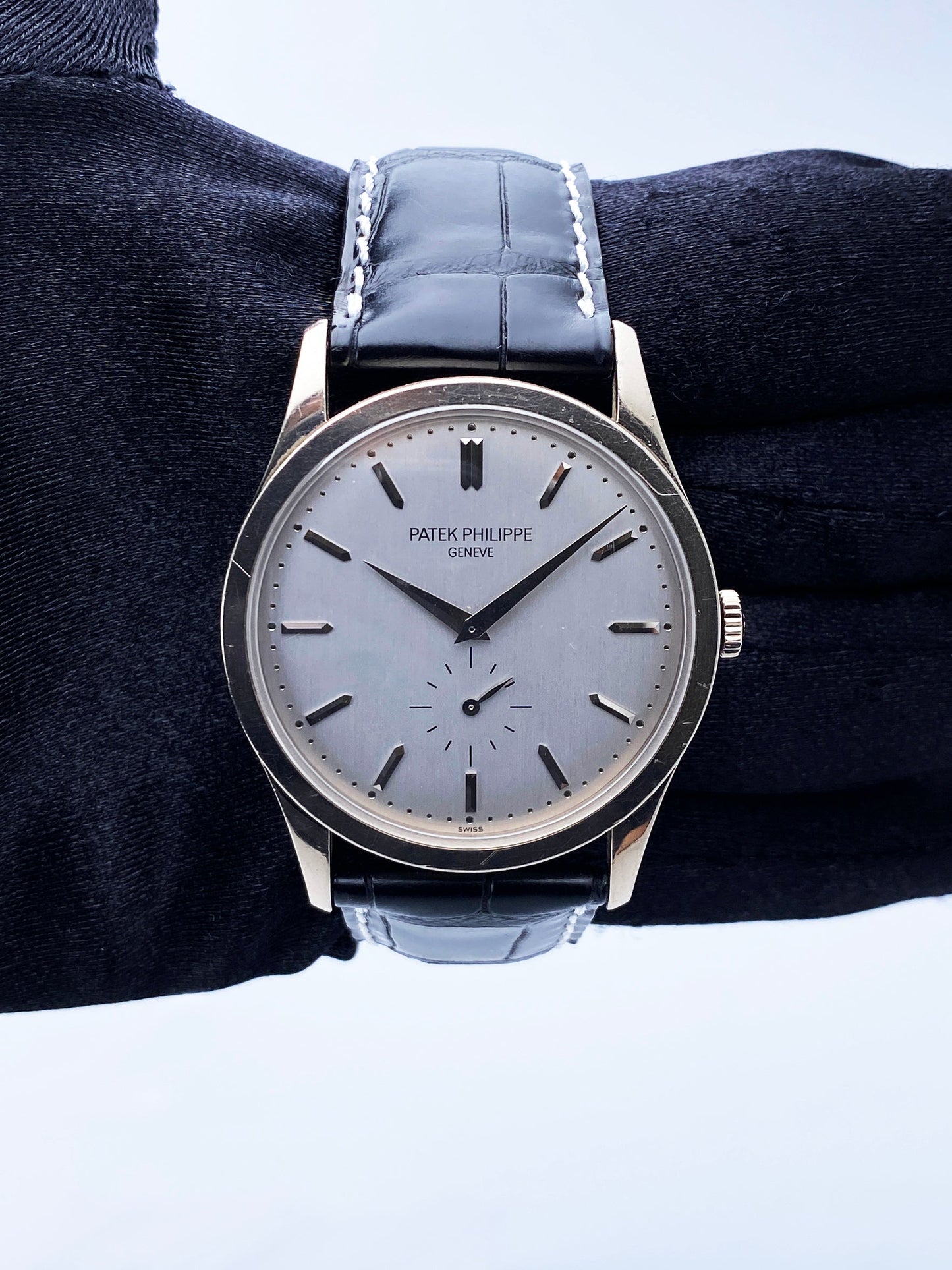 Patek Philippe Calatrava 5196G 18K White Gold Mens Watch