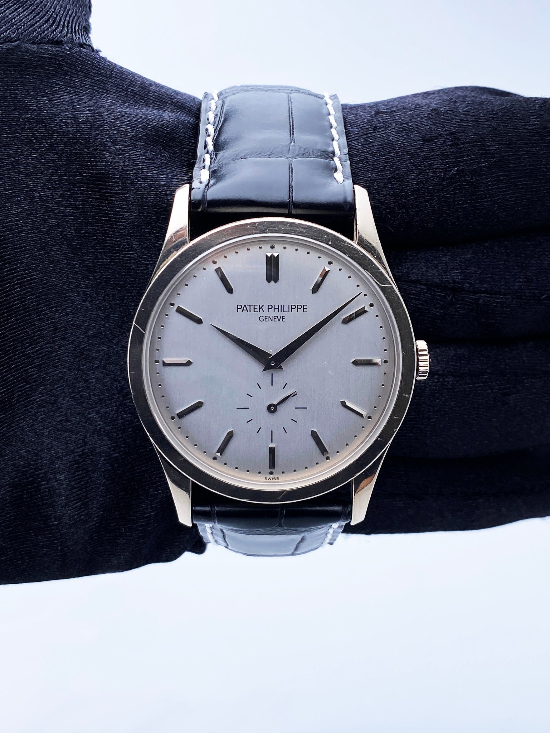 Patek Philippe Calatrava 5196G 18K White Gold Mens Watch