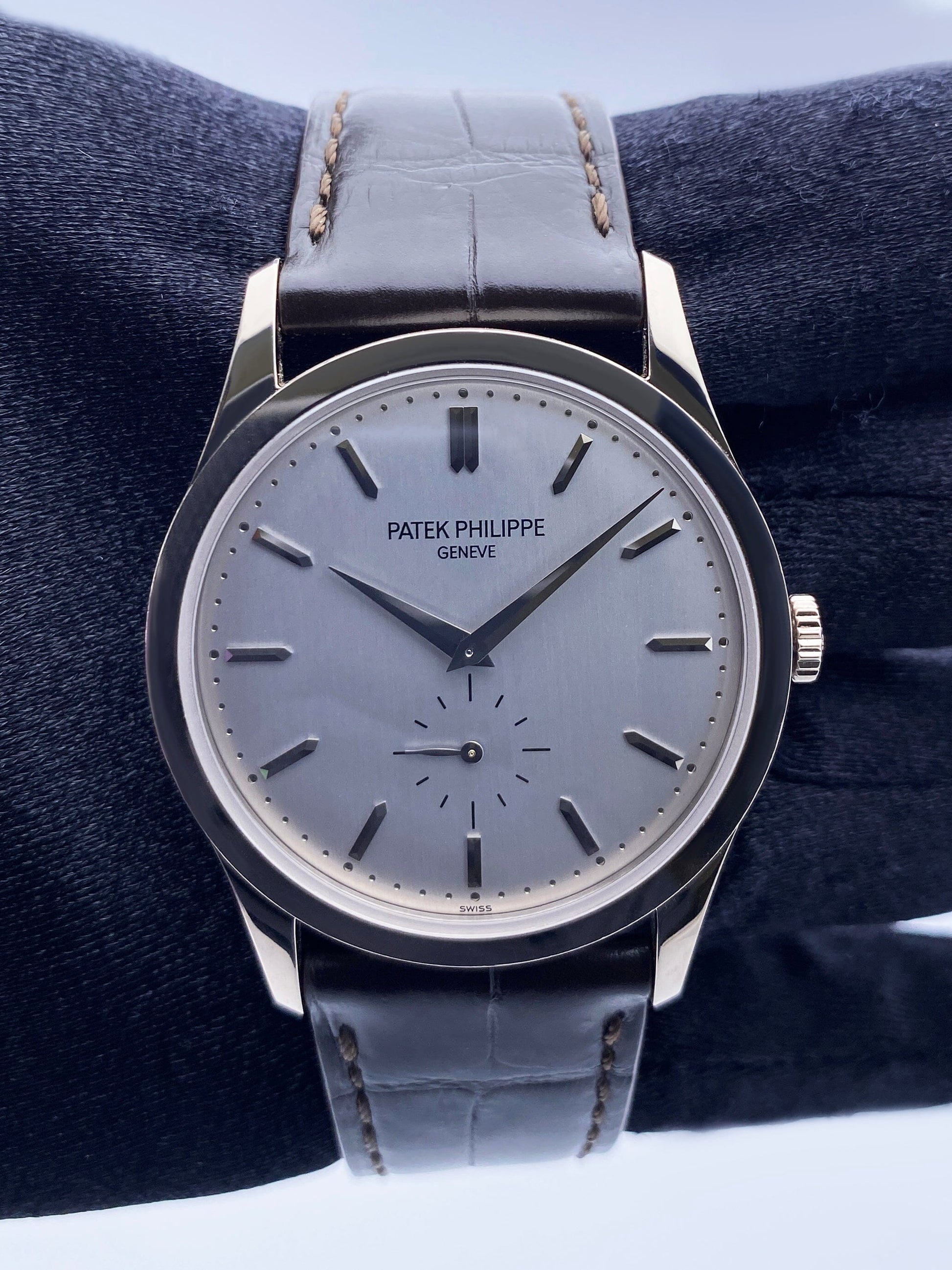 Patek Philippe Calatrava 5196G 18K White Gold Mens Watch