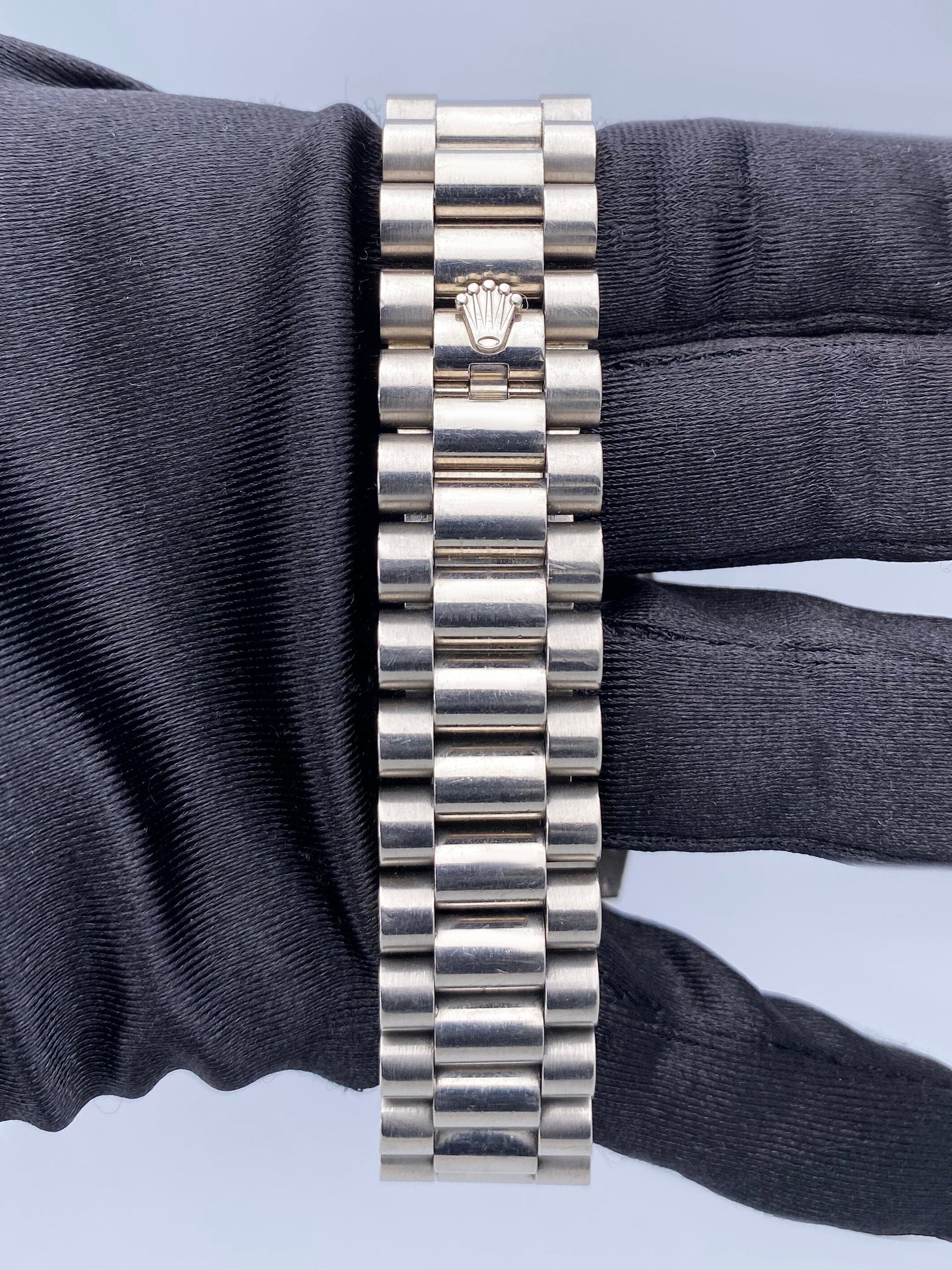 Rolex Day-Date 118209 Diamond 18K White Gold Mens Watch - Wristwatch