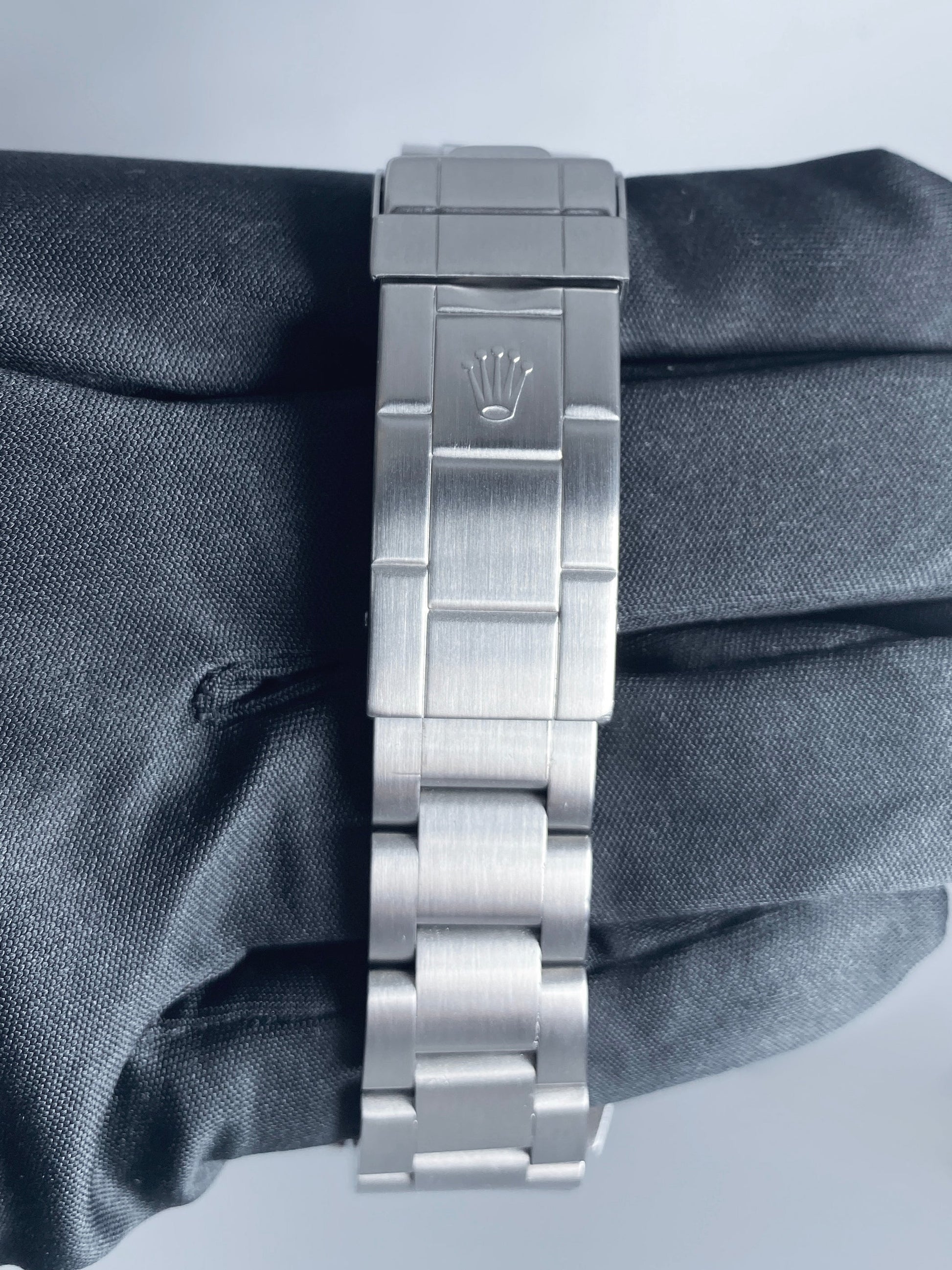 Rolex Oyster Perpetual Sea-Dweller 16600 Mens Watch
