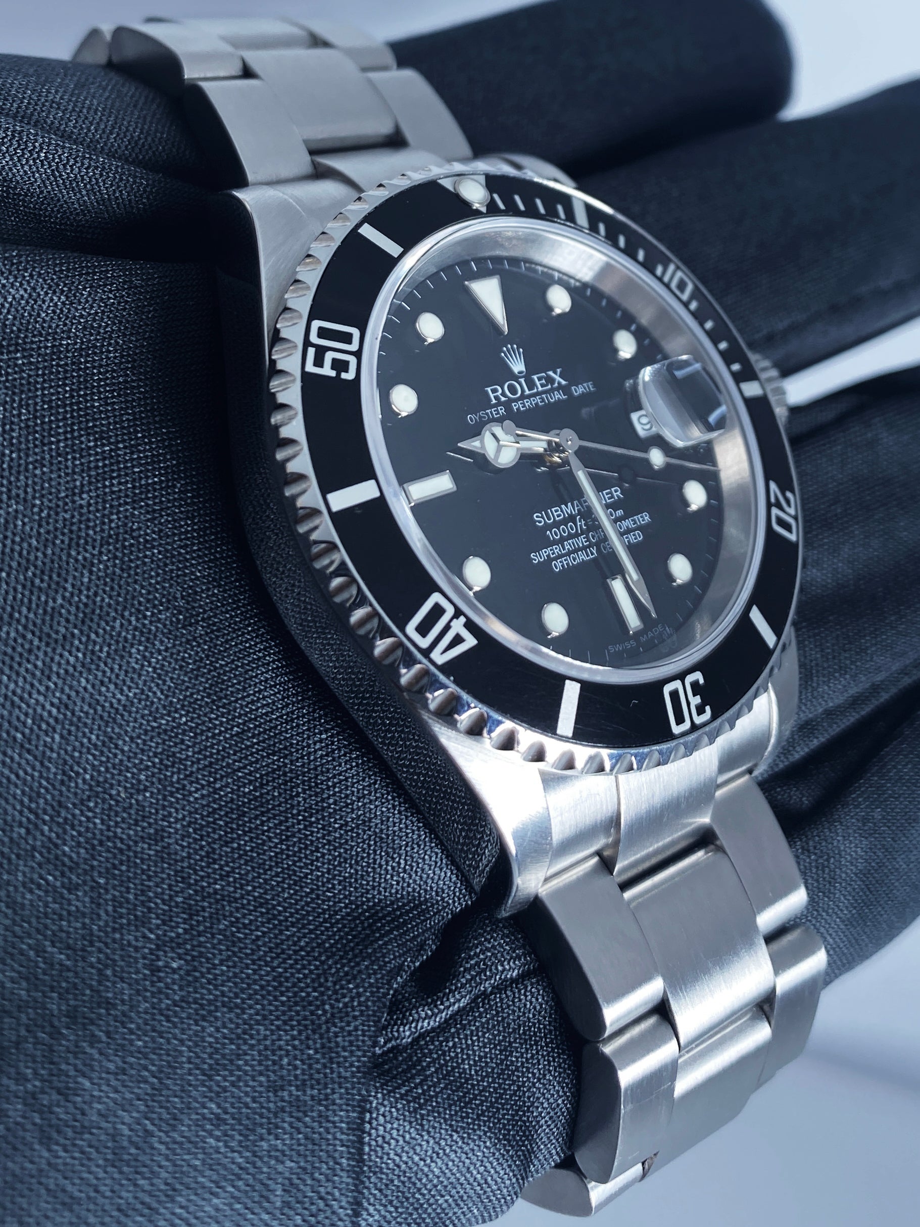 Rolex Oyster Perpetual Submariner 16610 Mens Watch Box & Papers