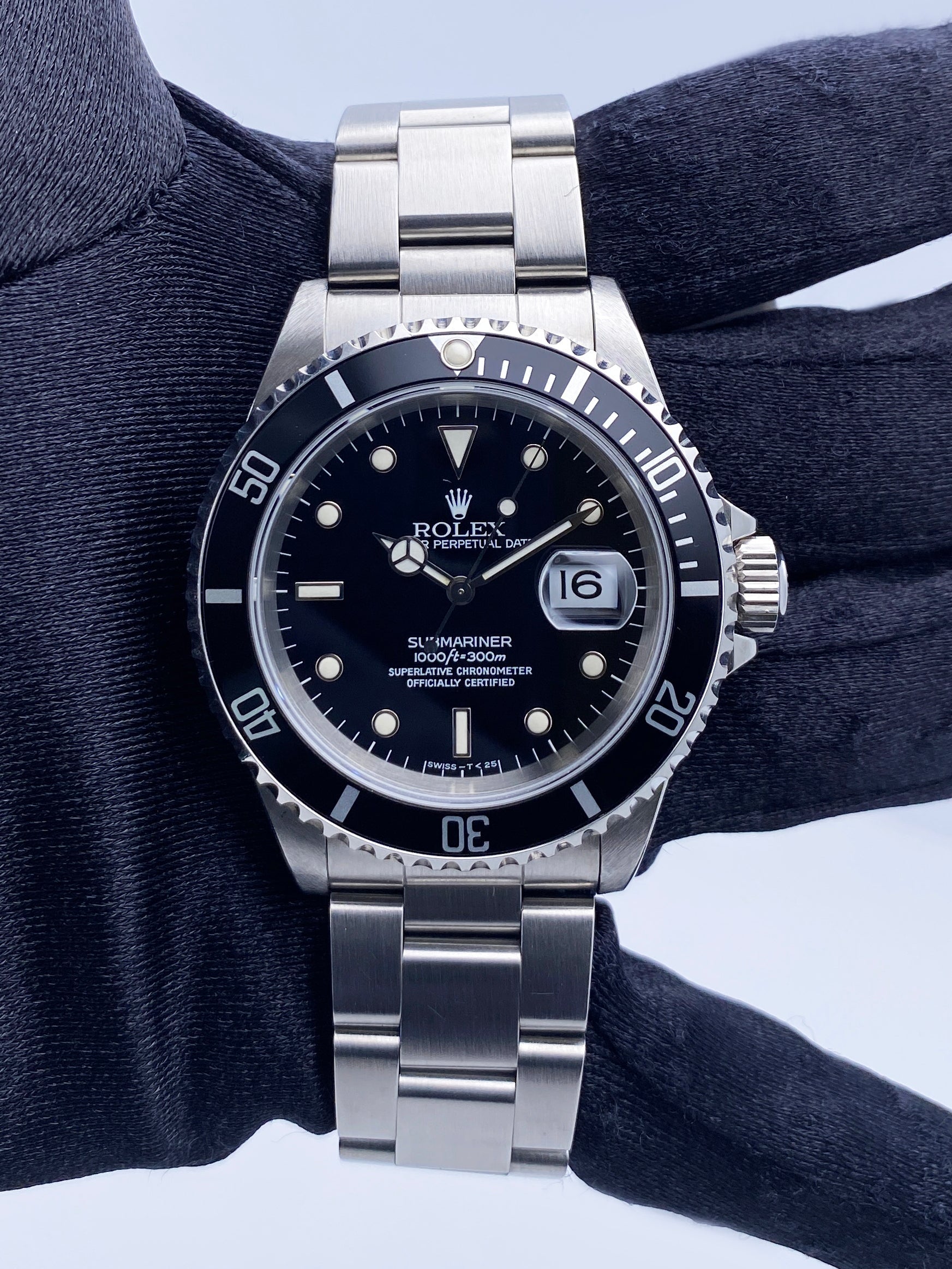 Rolex Submariner Date 16610 Mens Watch Box Papers