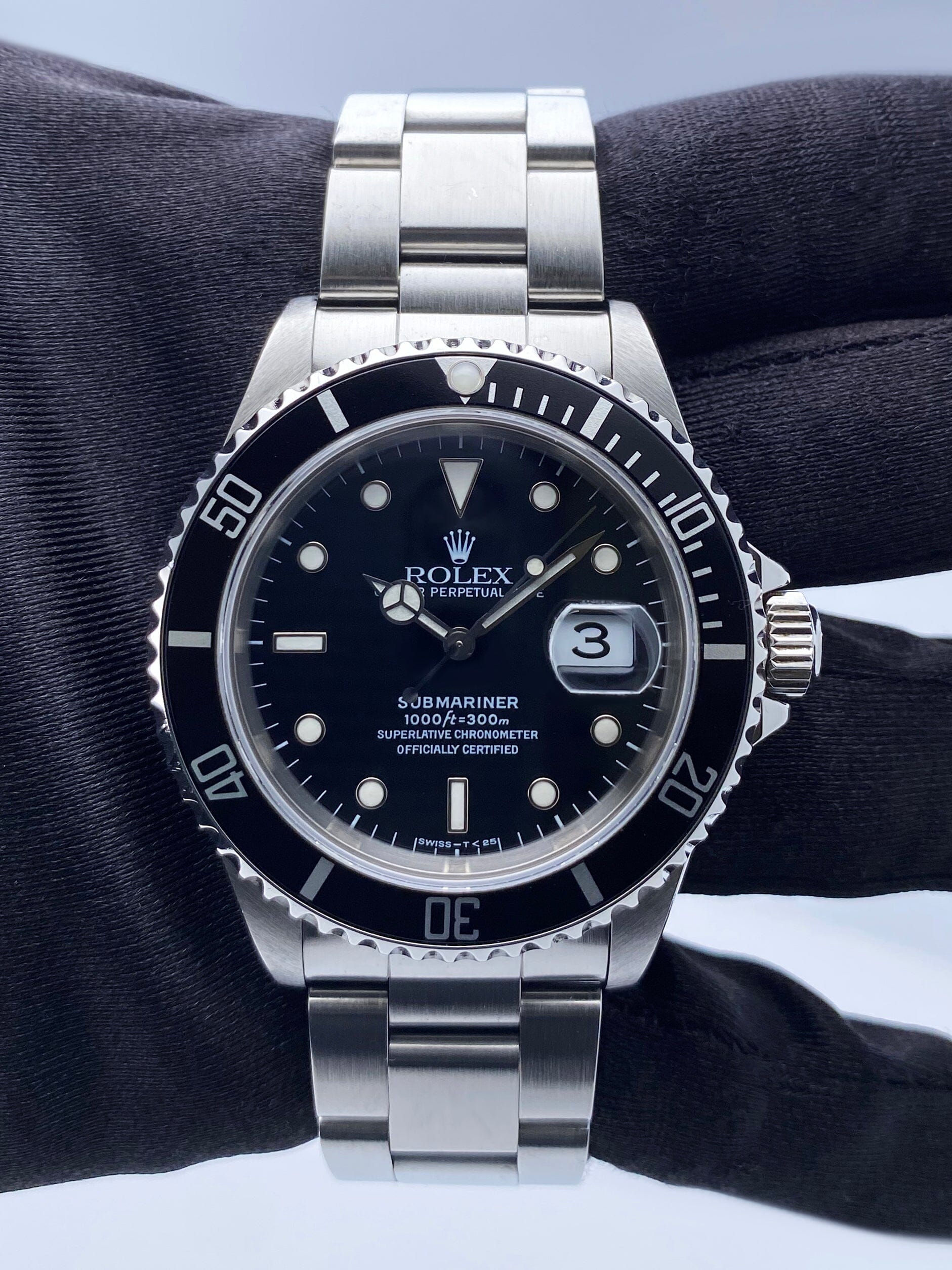 Rolex Submariner Date 16610 Mens Watch Box Papers