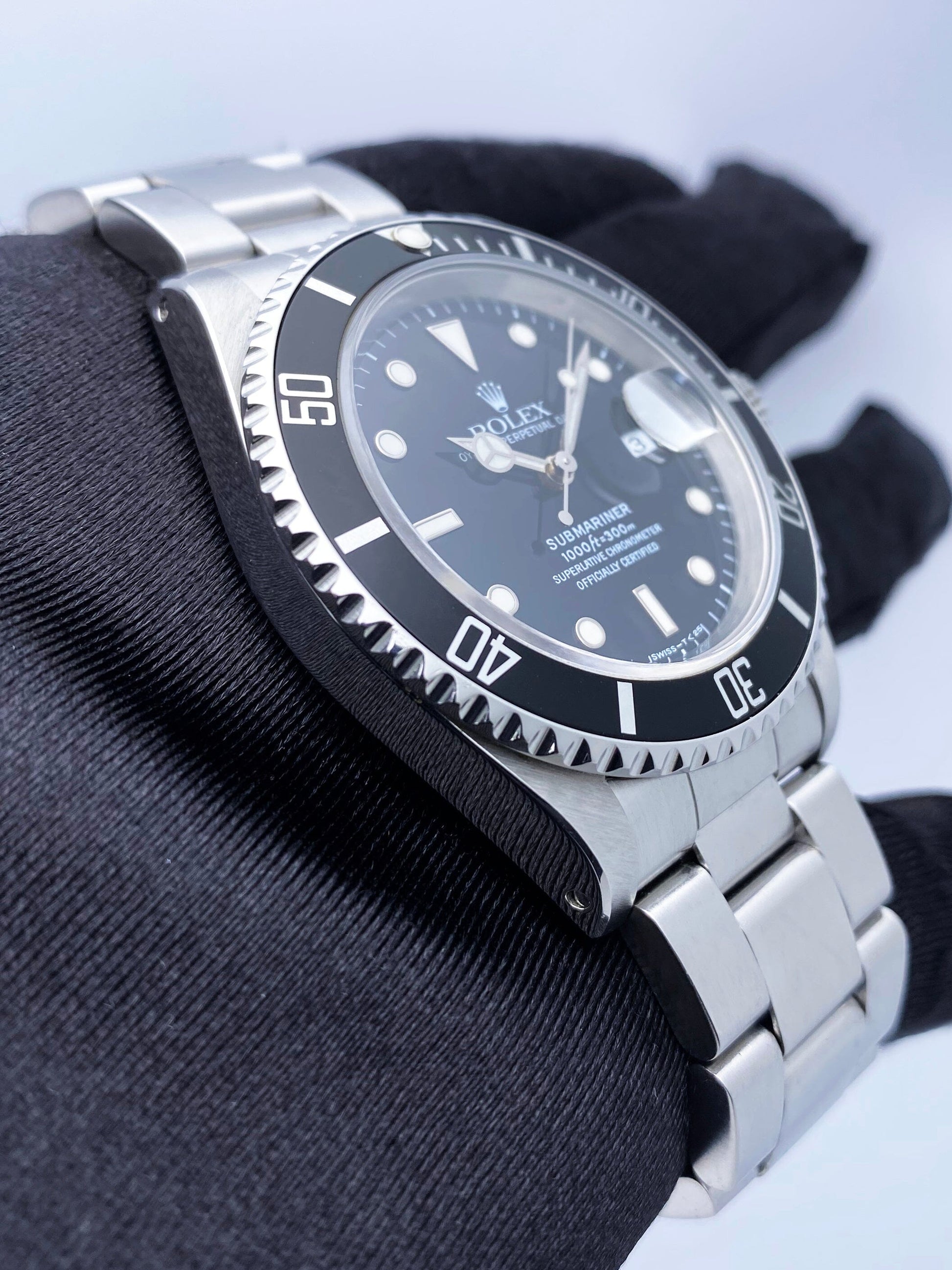 Rolex Submariner Date 16610 Mens Watch Box Papers