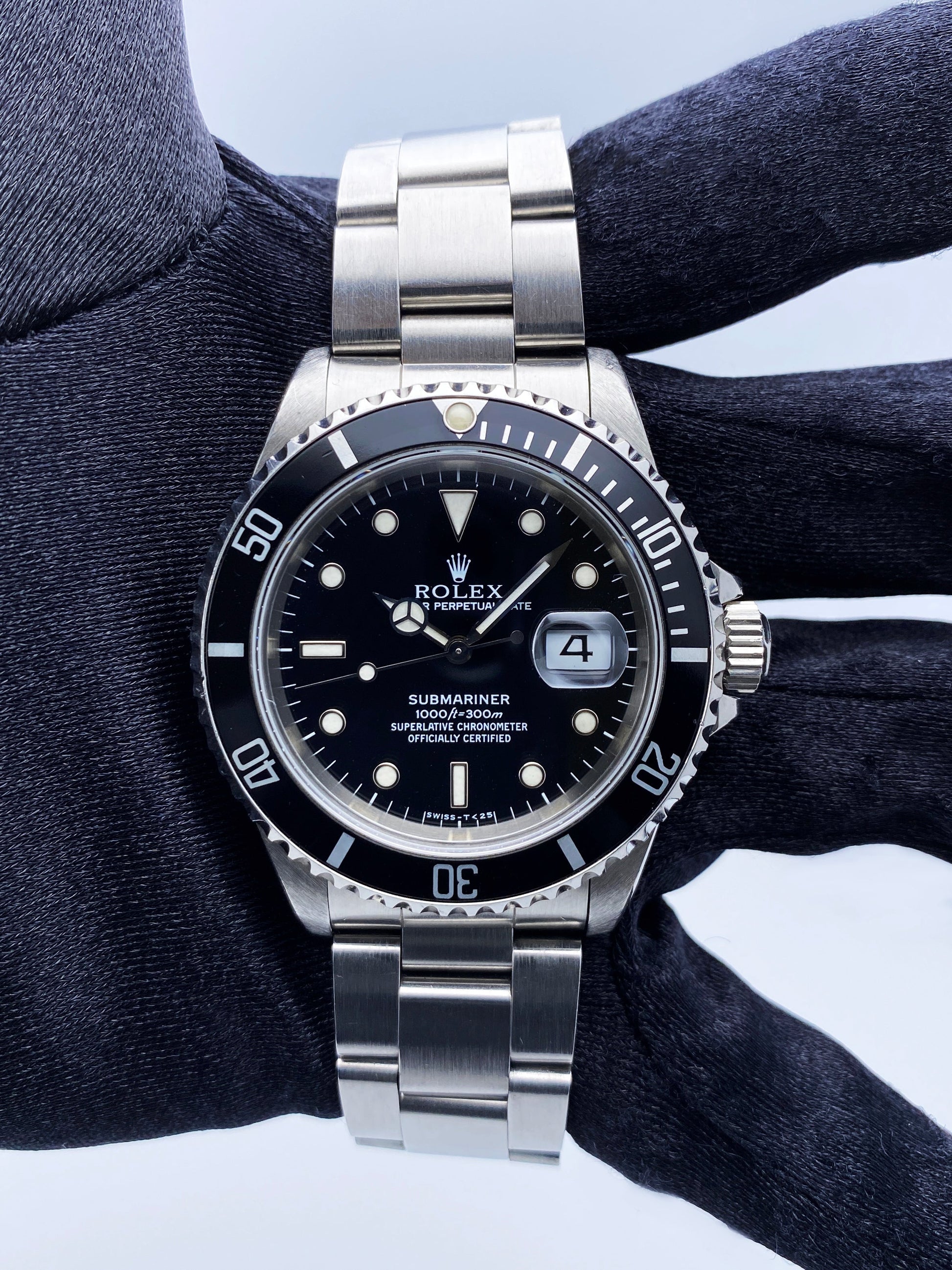 Rolex Submariner Date 16610 Mens Watch Box Papers