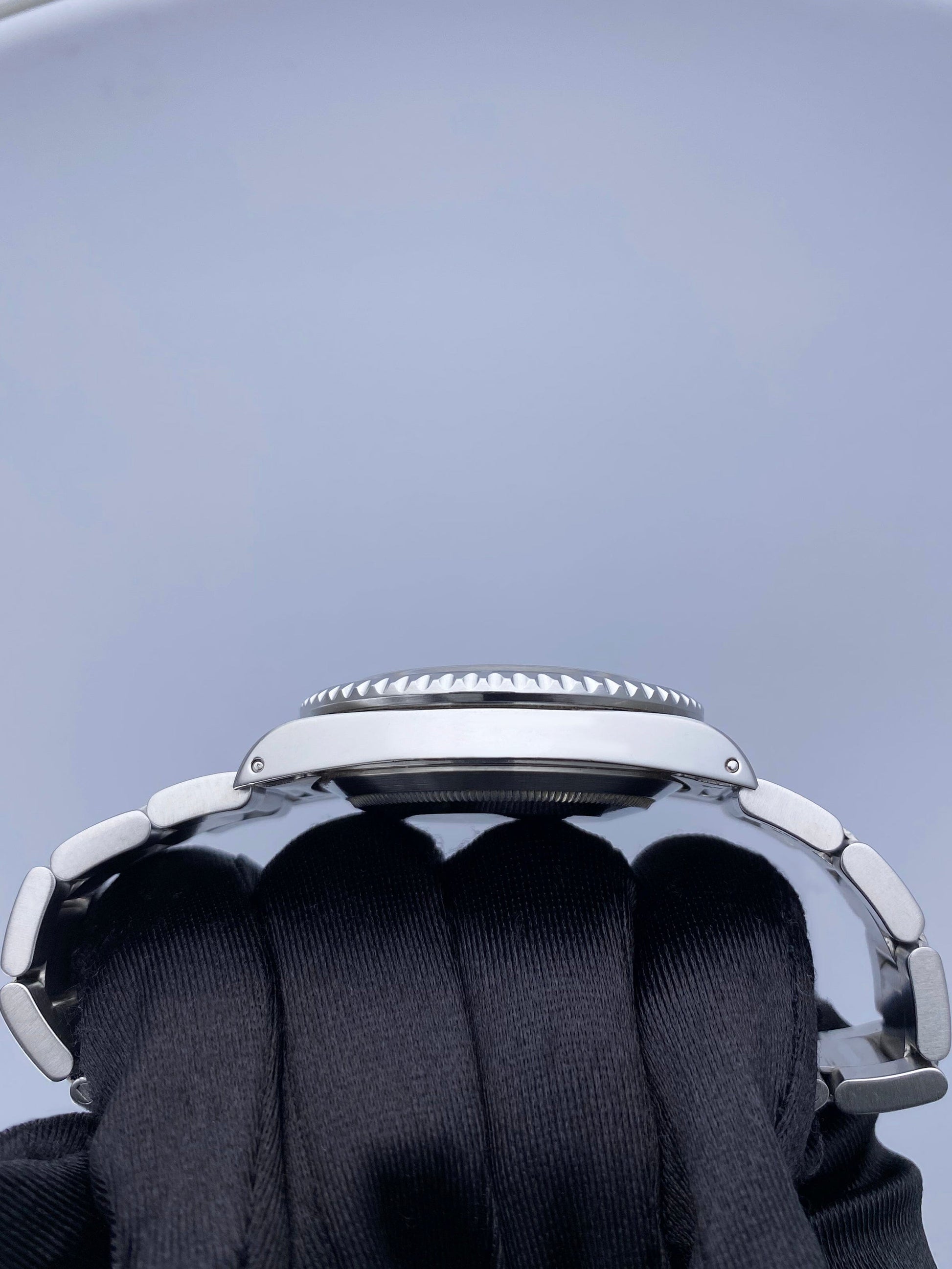 Rolex Submariner Date 16610 Mens Watch Box Papers