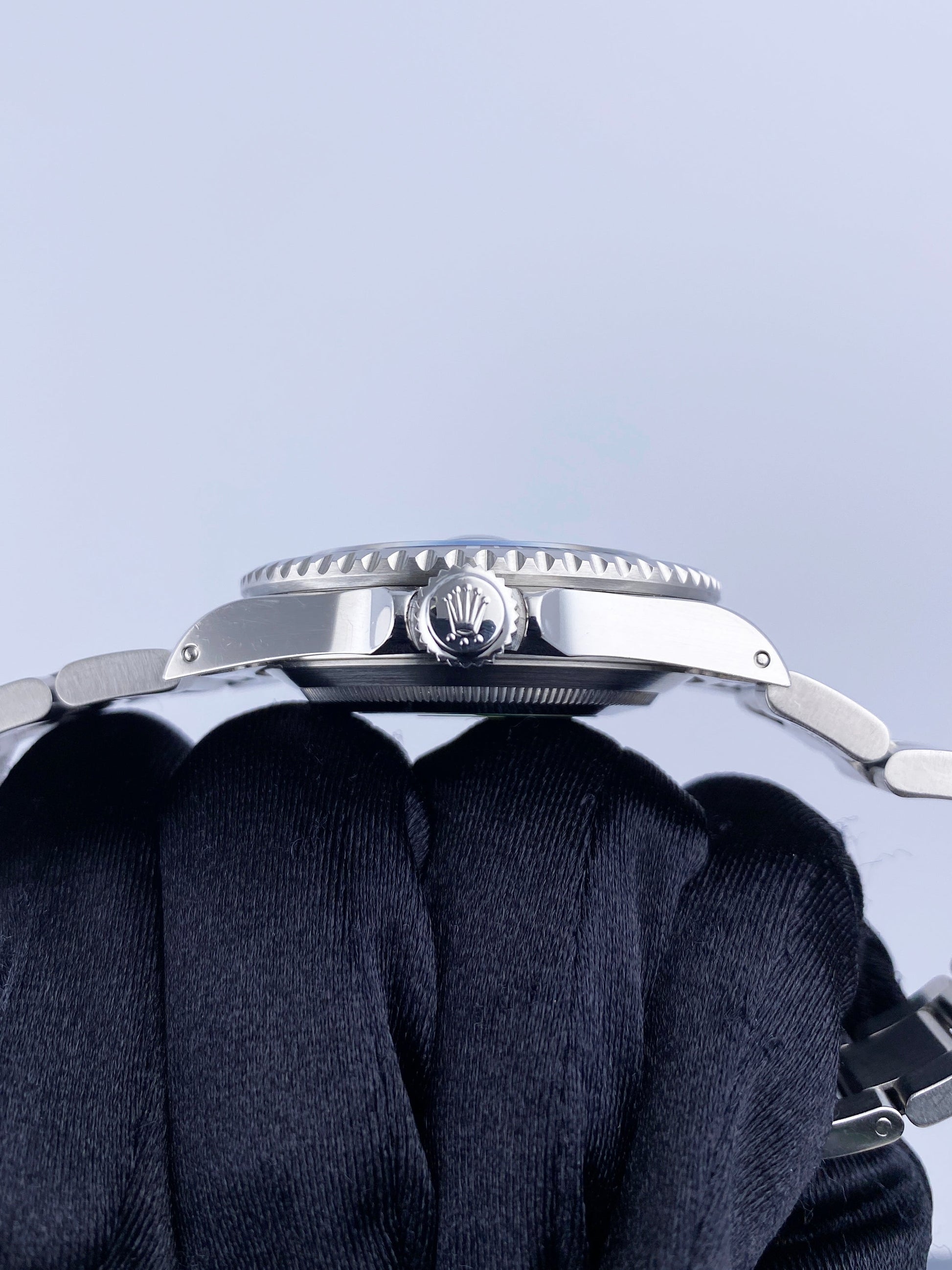 Rolex Submariner Date 16610 Mens Watch Box Papers