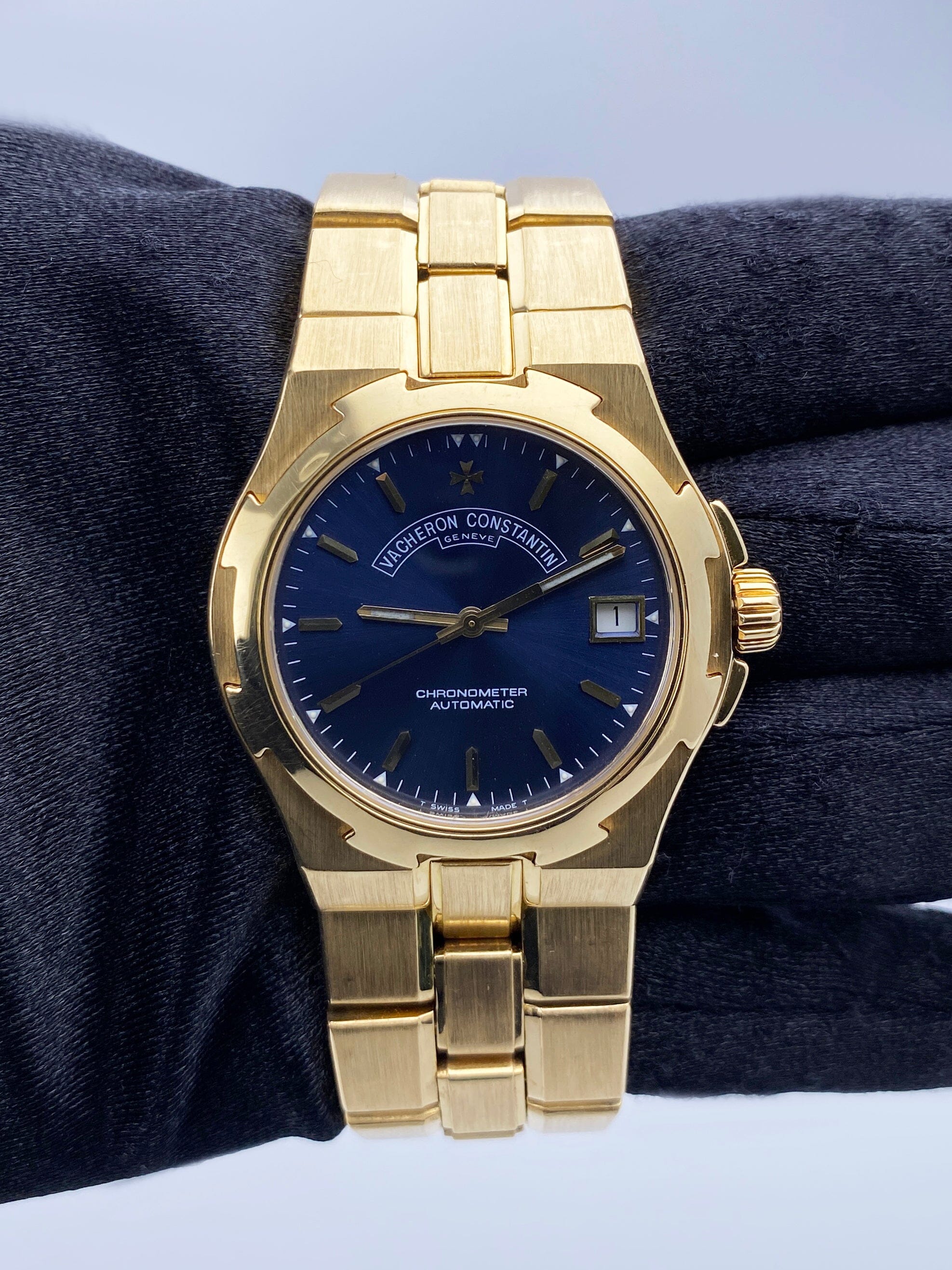 Vacheron Constantin Overseas 42040 Blue Dial Yellow Gold Mens