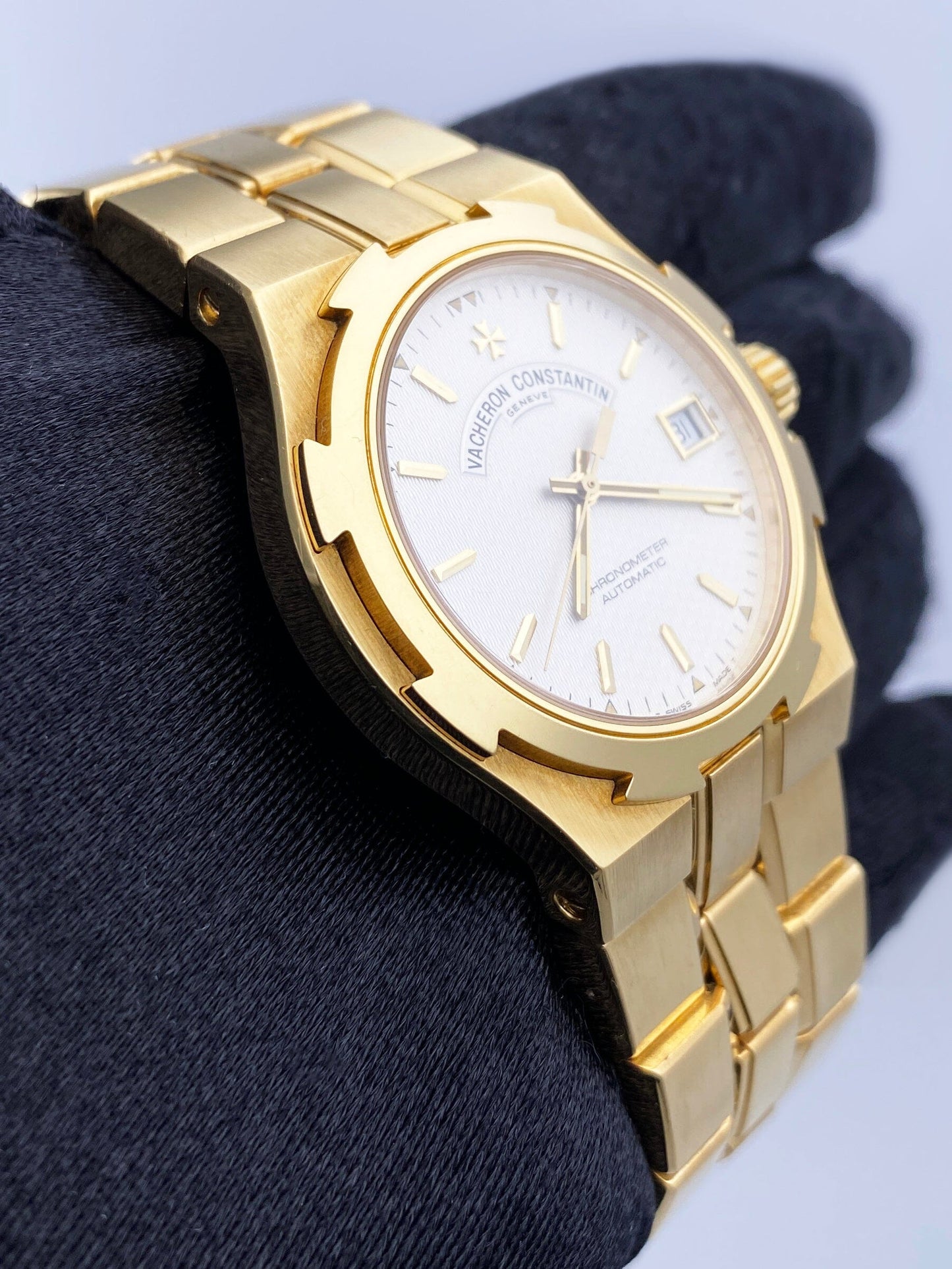 Vacheron Constantin Overseas 42040 Silver Dial Yellow Gold Mens Watch - Watches