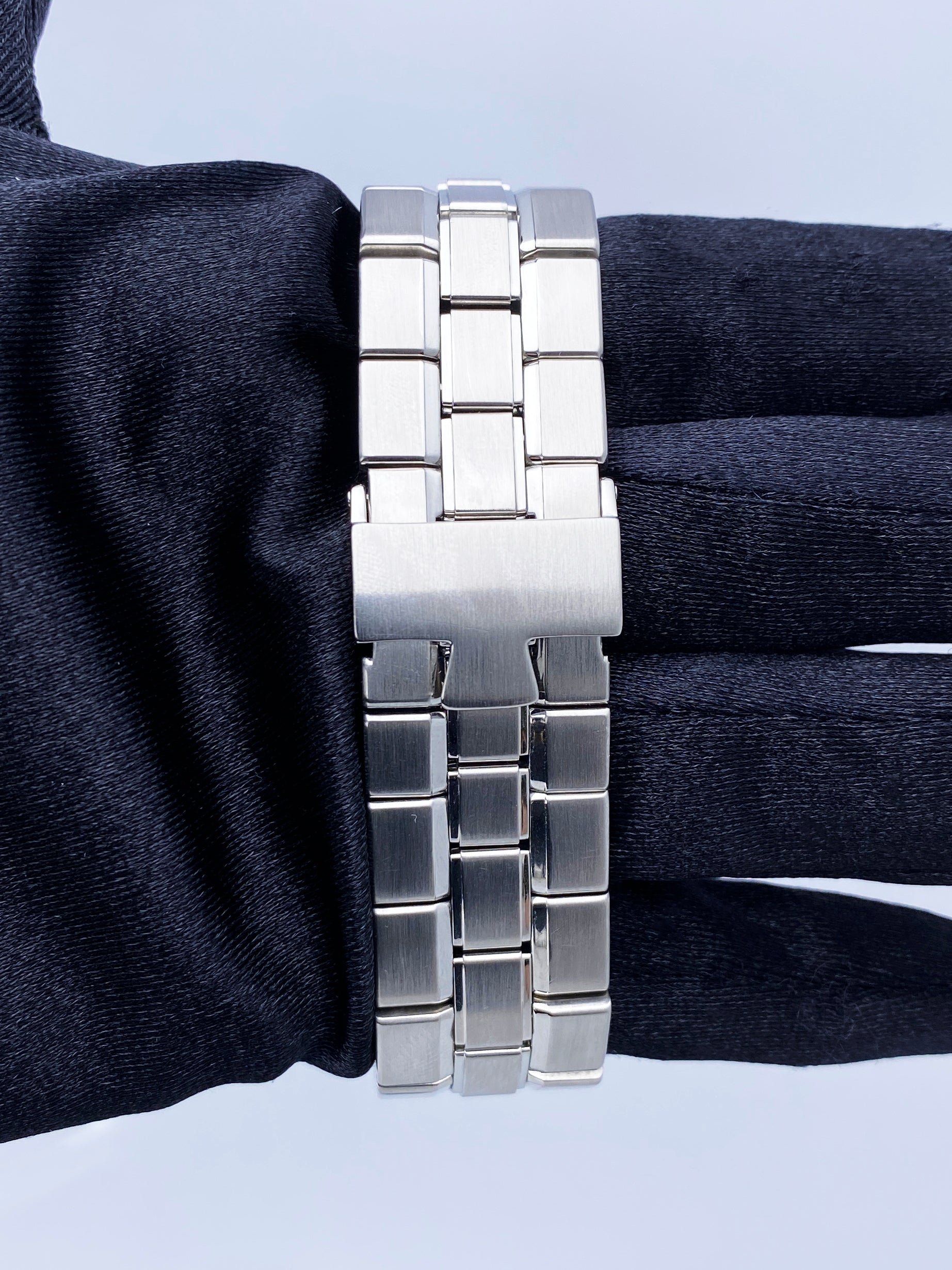 Vacheron Constantin Overseas 42050 Black Dial Stainless Steel Mens Watch