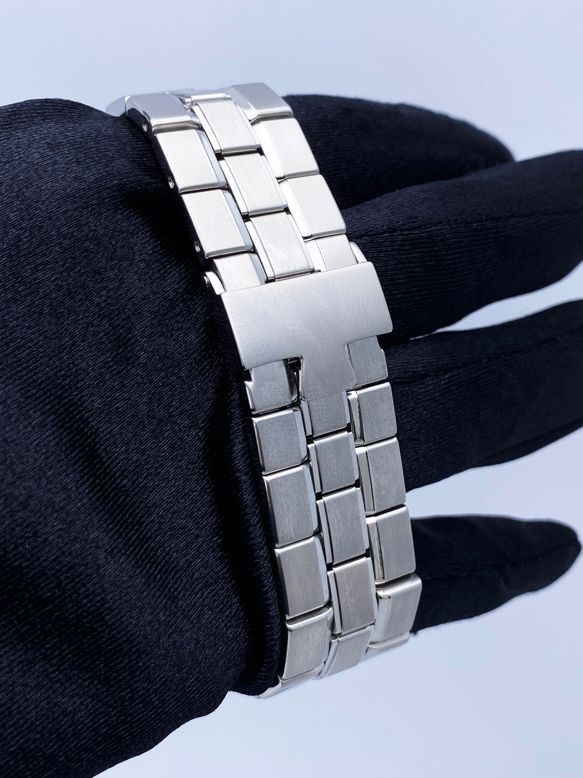 Vacheron Constantin Overseas 42050 Black Dial Stainless Steel Mens Watch